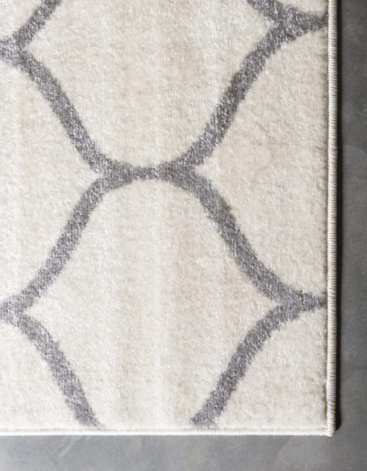 Rechteck Teppich Trellis Frieze in Beige von Hadorn™ - Lifestyle Image