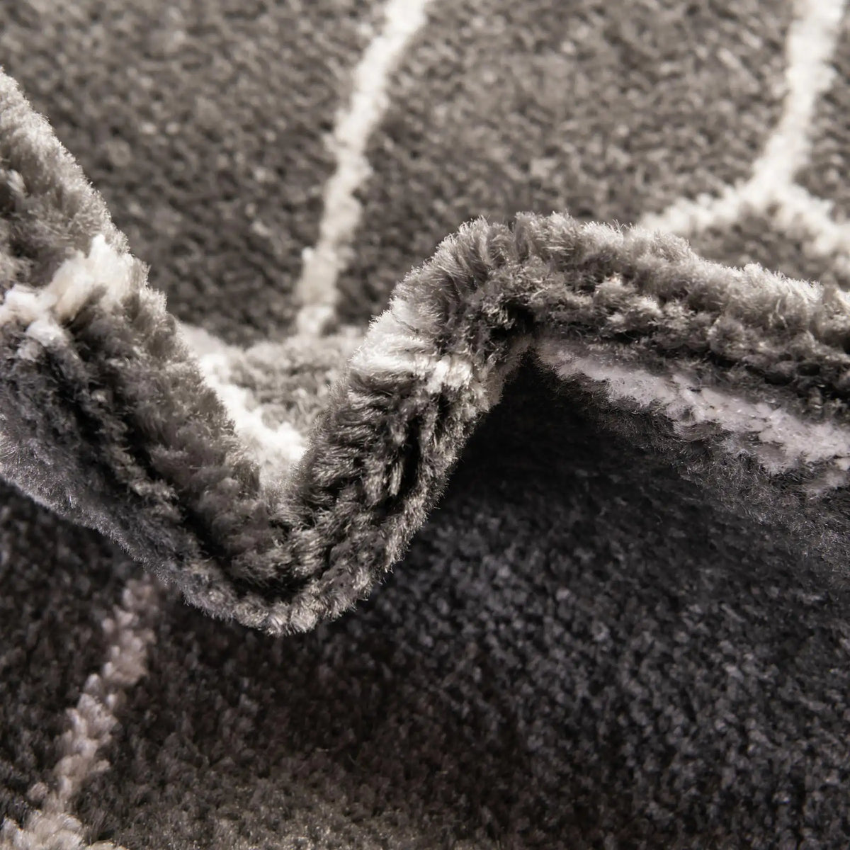 Rechteck Teppich Trellis Frieze in Dunkelgrau von Hadorn™ - Lifestyle Image