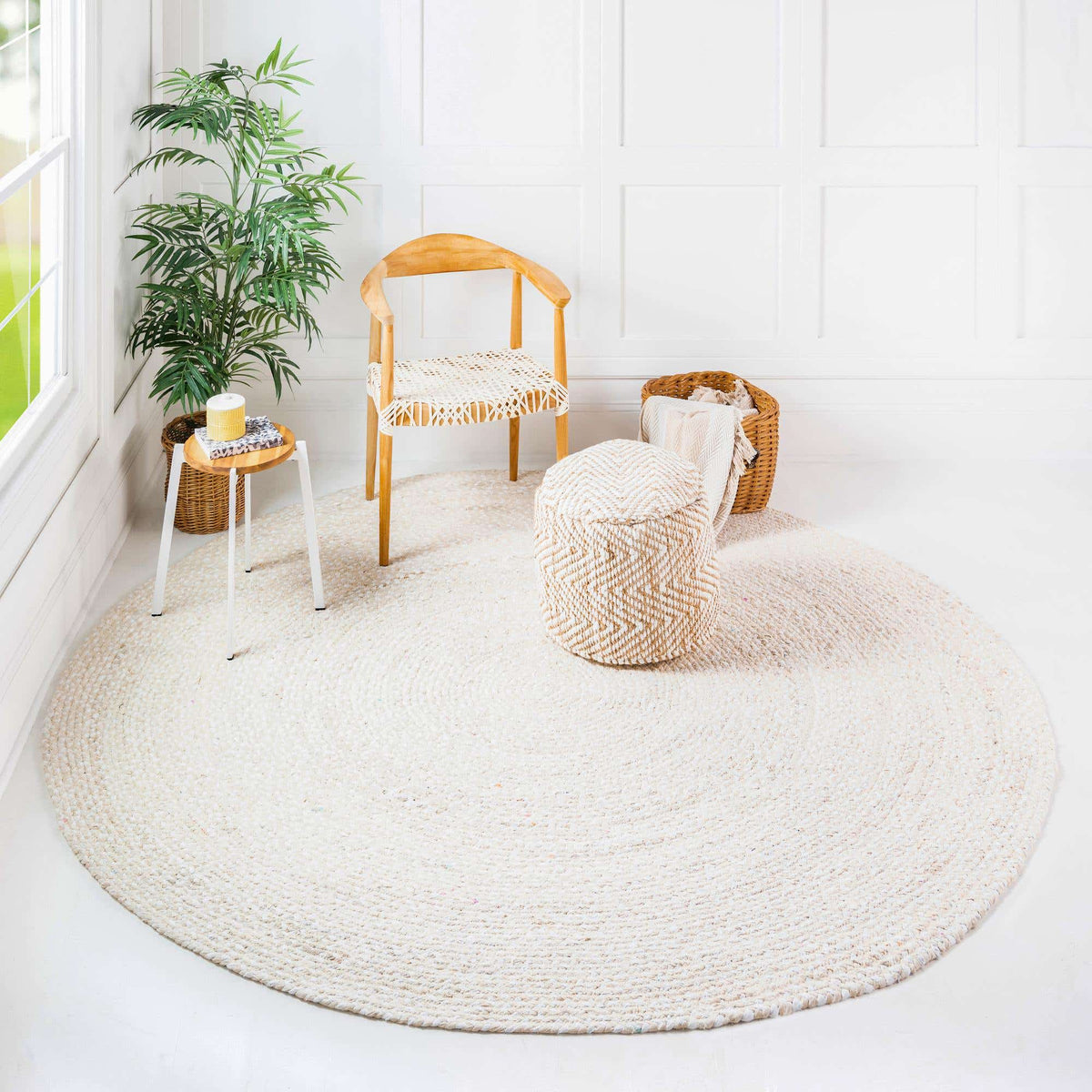 Rund Teppich Braided Chindi in Beige von Hadorn™ - Lifestyle Image