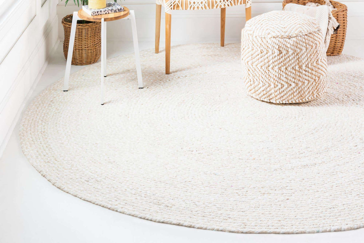 Rund Teppich Braided Chindi in Beige von Hadorn™ - Lifestyle Image