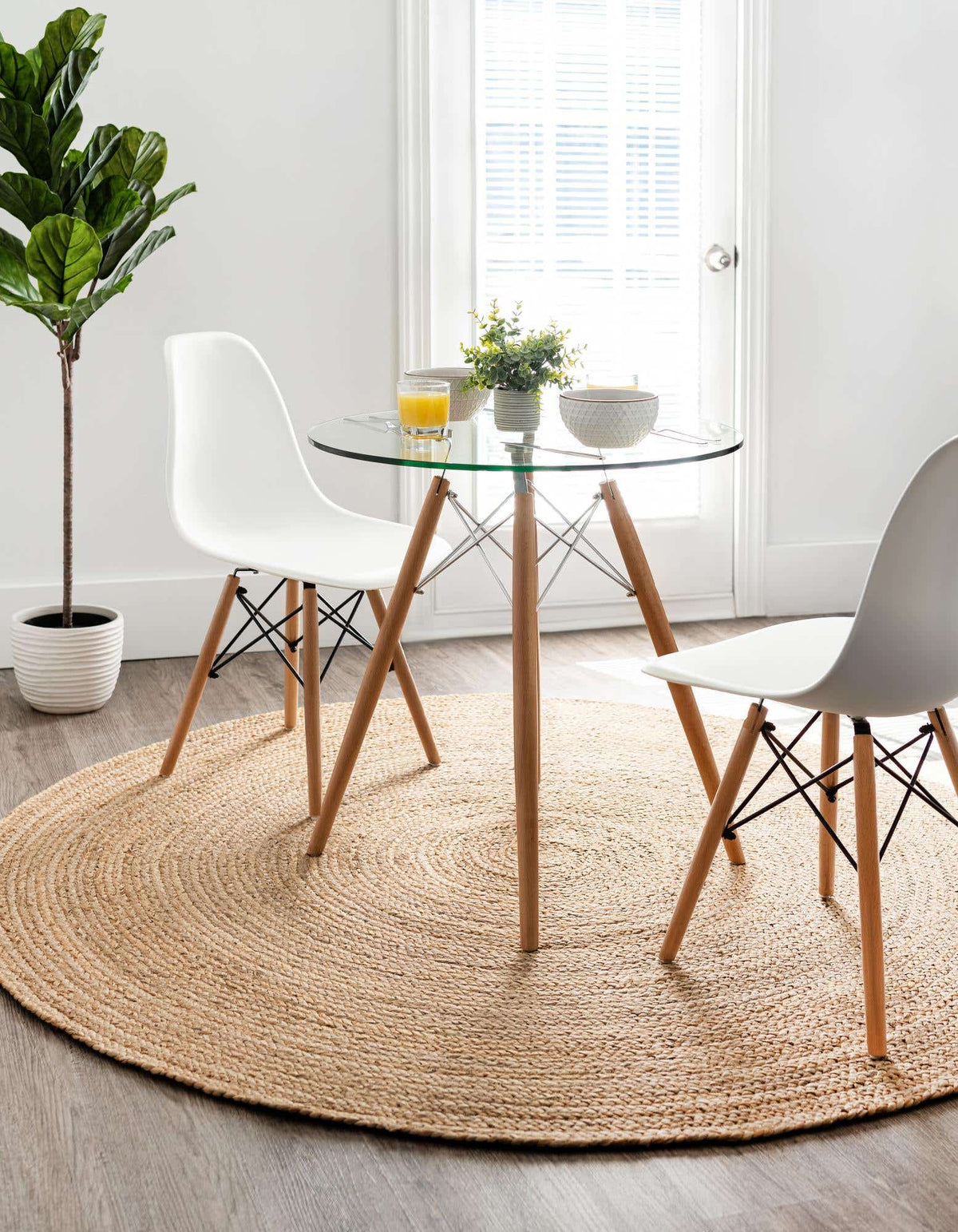 Rund Teppich Braided Jute in Natürlich von Hadorn™ - Lifestyle Image