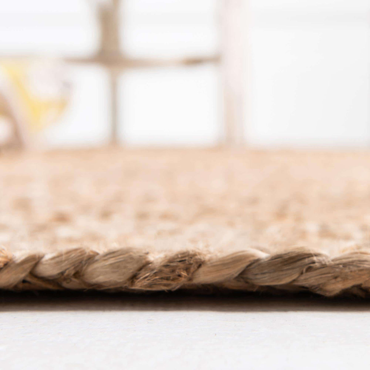 Rund Teppich Braided Jute in Natürlich von Hadorn™ - Lifestyle Image