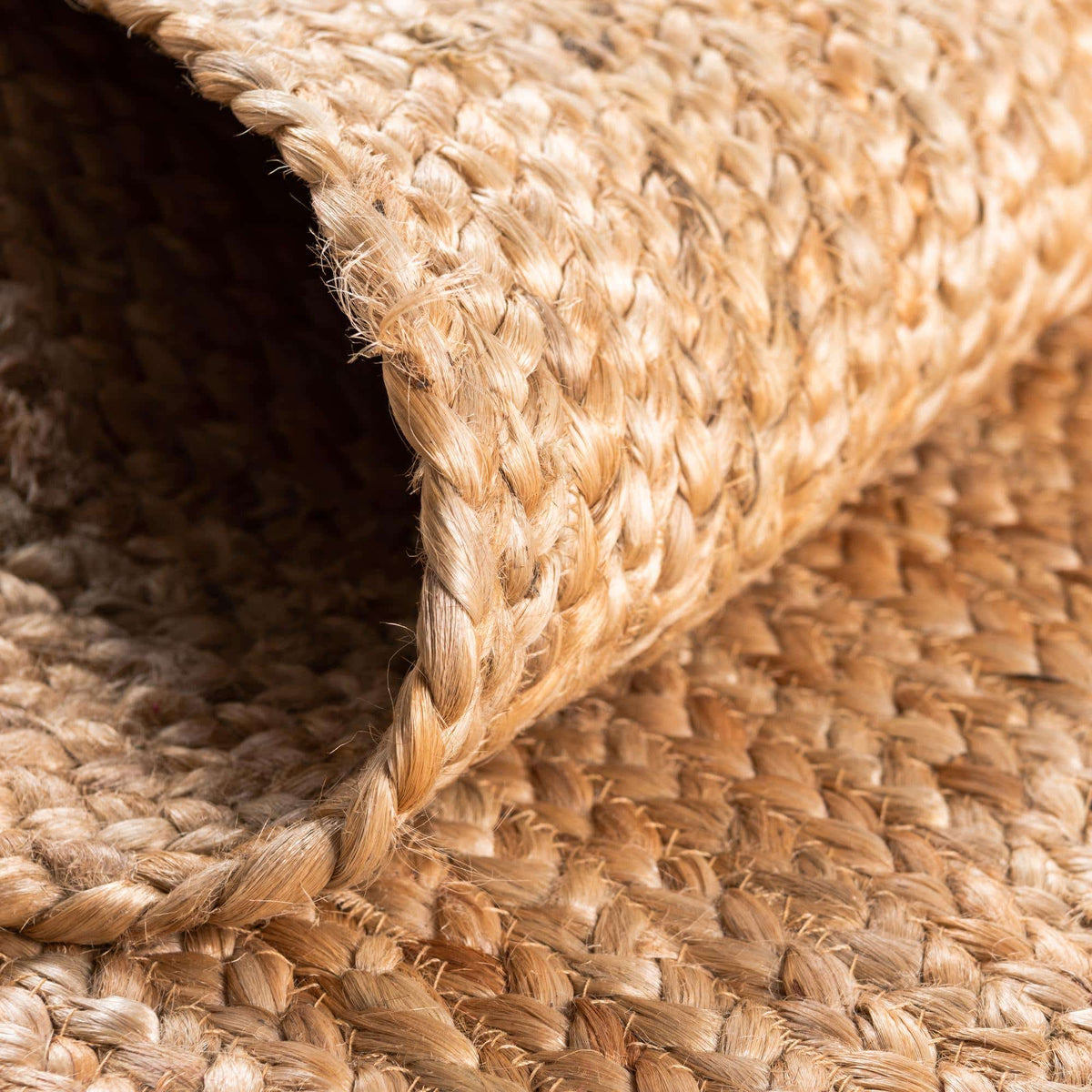 Rund Teppich Braided Jute in Natürlich von Hadorn™ - Lifestyle Image