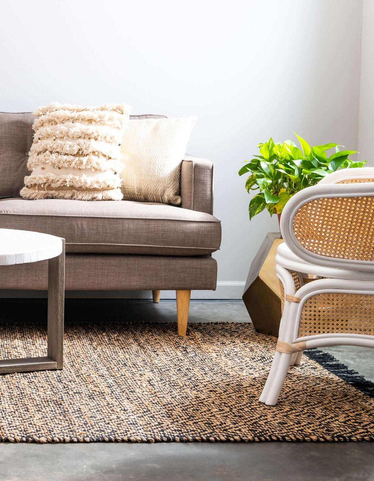 Rechteck Handgeflochten Teppich Braided Jute in Schwarz von Hadorn™ - Lifestyle Image