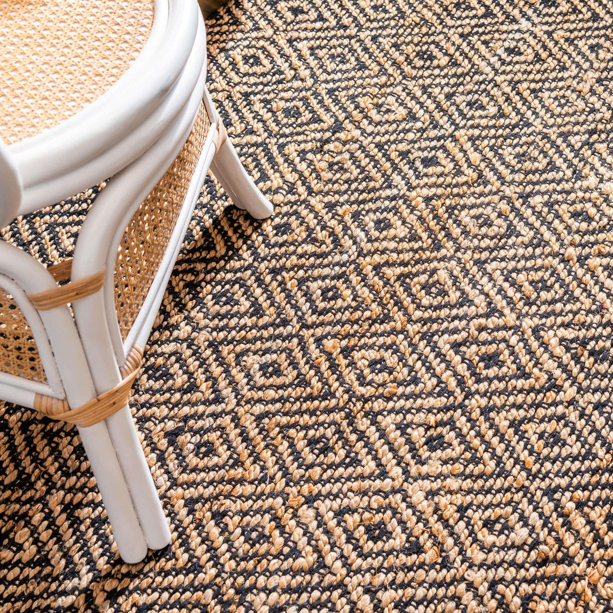 Rechteck Handgeflochten Teppich Braided Jute in Schwarz von Hadorn™ - Lifestyle Image