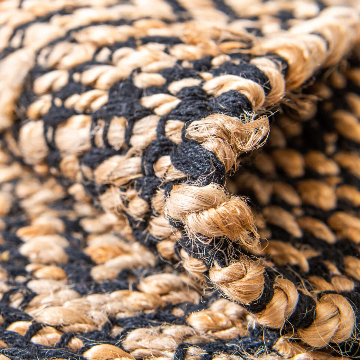 Rechteck Handgeflochten Teppich Braided Jute in Schwarz von Hadorn™ - Lifestyle Image
