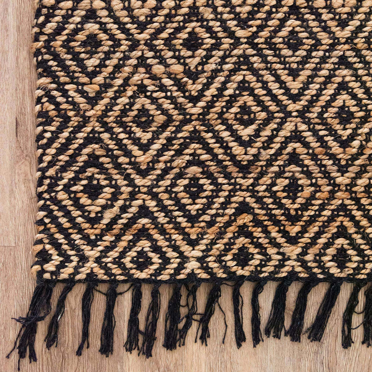 Rechteck Handgeflochten Teppich Braided Jute in Schwarz von Hadorn™ - Lifestyle Image