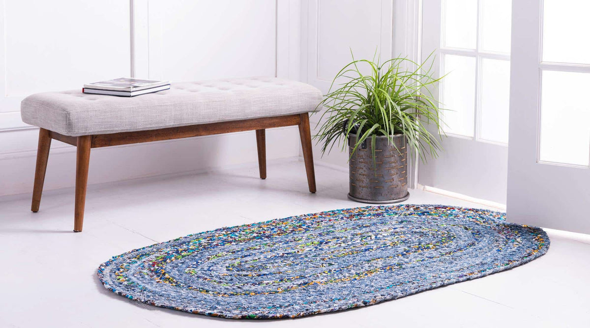 Oval Teppich Braided Chindi in Blau von Hadorn™ - Lifestyle Image
