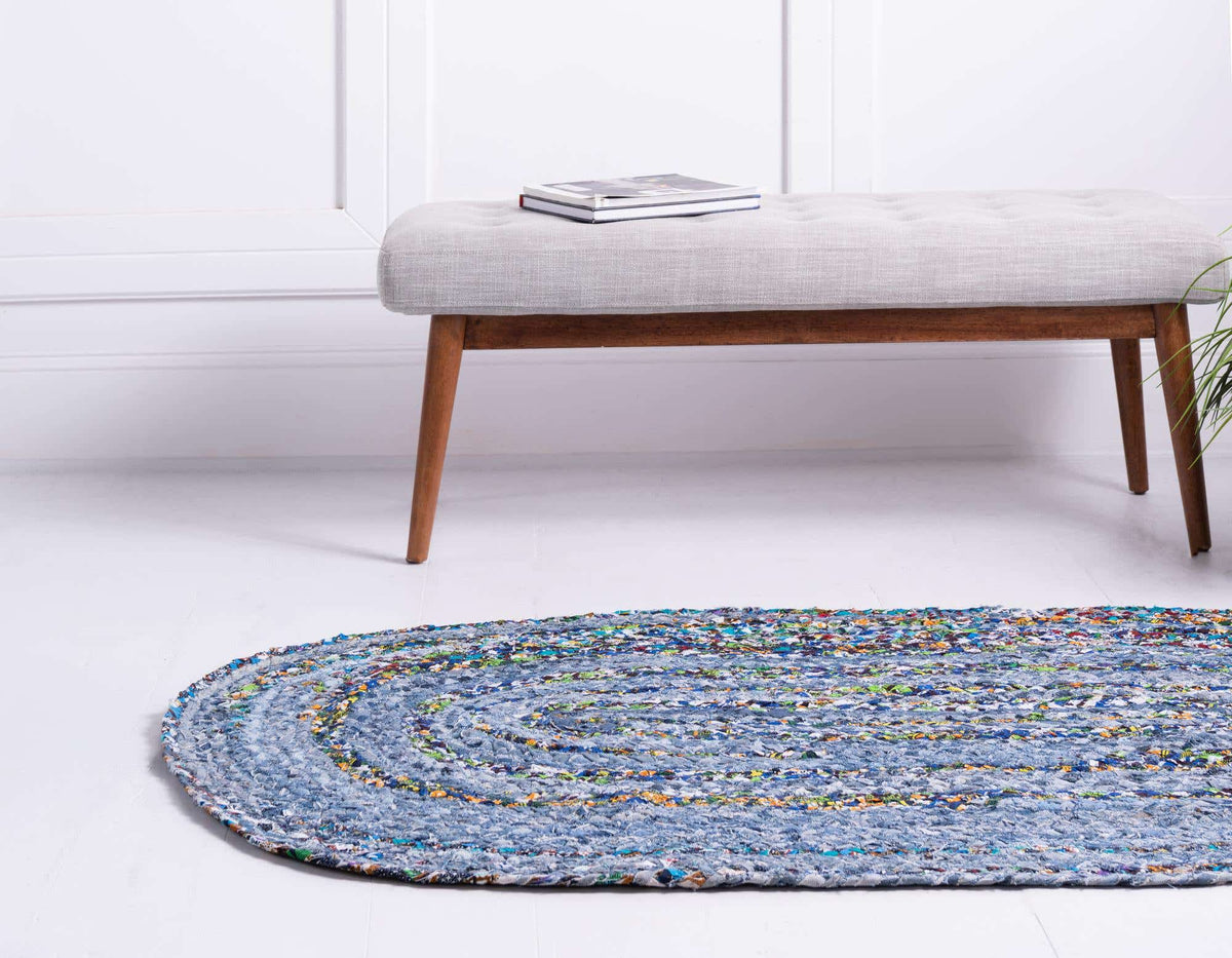 Oval Teppich Braided Chindi in Blau von Hadorn™ - Lifestyle Image
