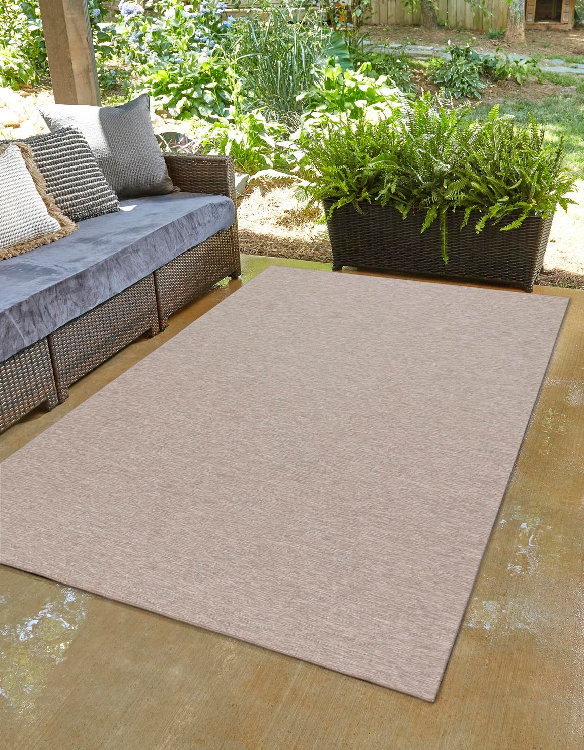 Rechteck Outdoor Teppich Outdoor Solid in Beige von Hadorn™ - Lifestyle Image