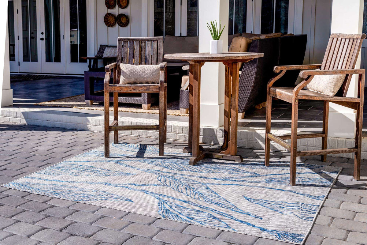 Rechteck Outdoor Teppich Outdoor Botanical in Hellgrau von Hadorn™ - Lifestyle Image