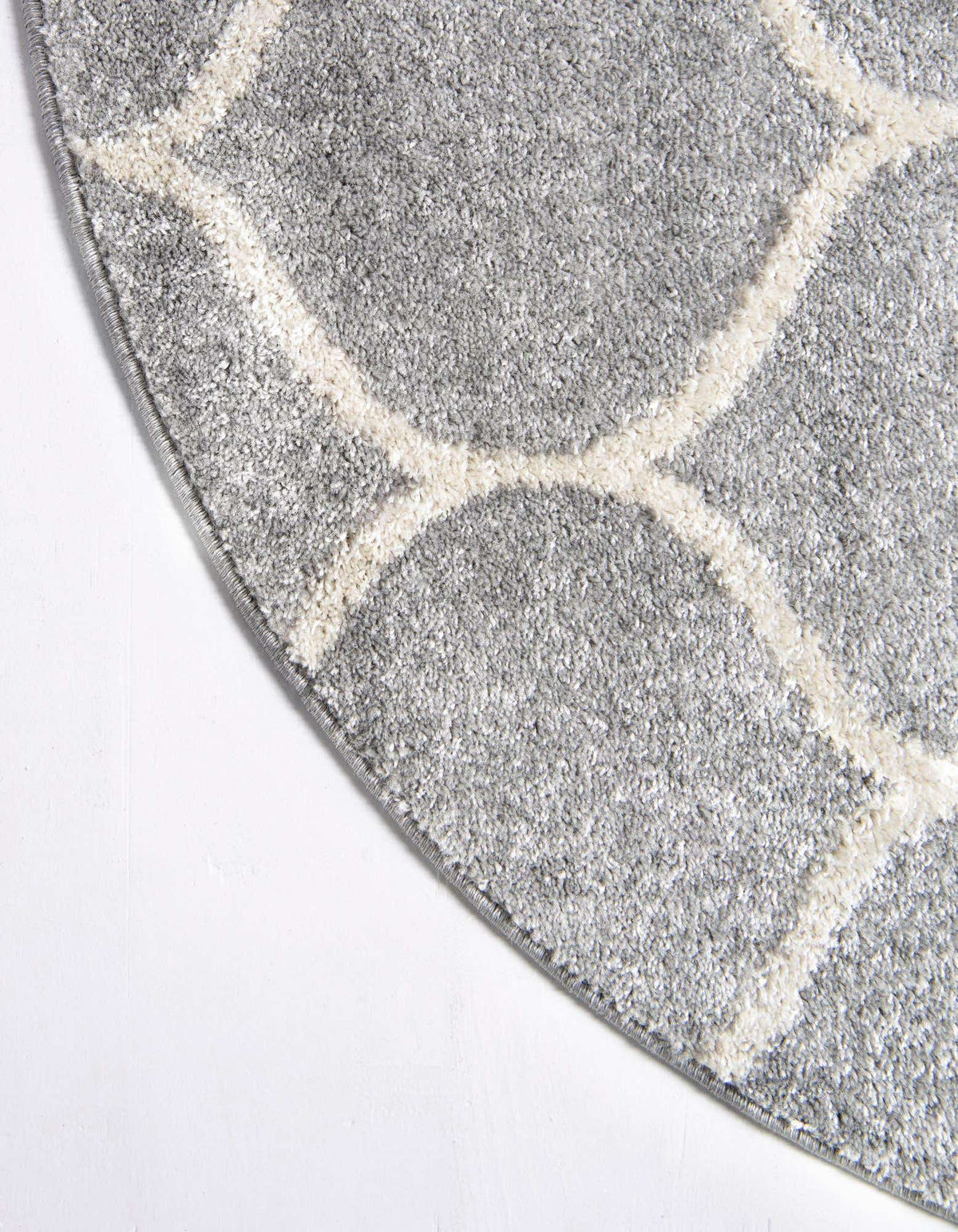 Rund Teppich Trellis Frieze in Hellgrau von Hadorn™ - Lifestyle Image