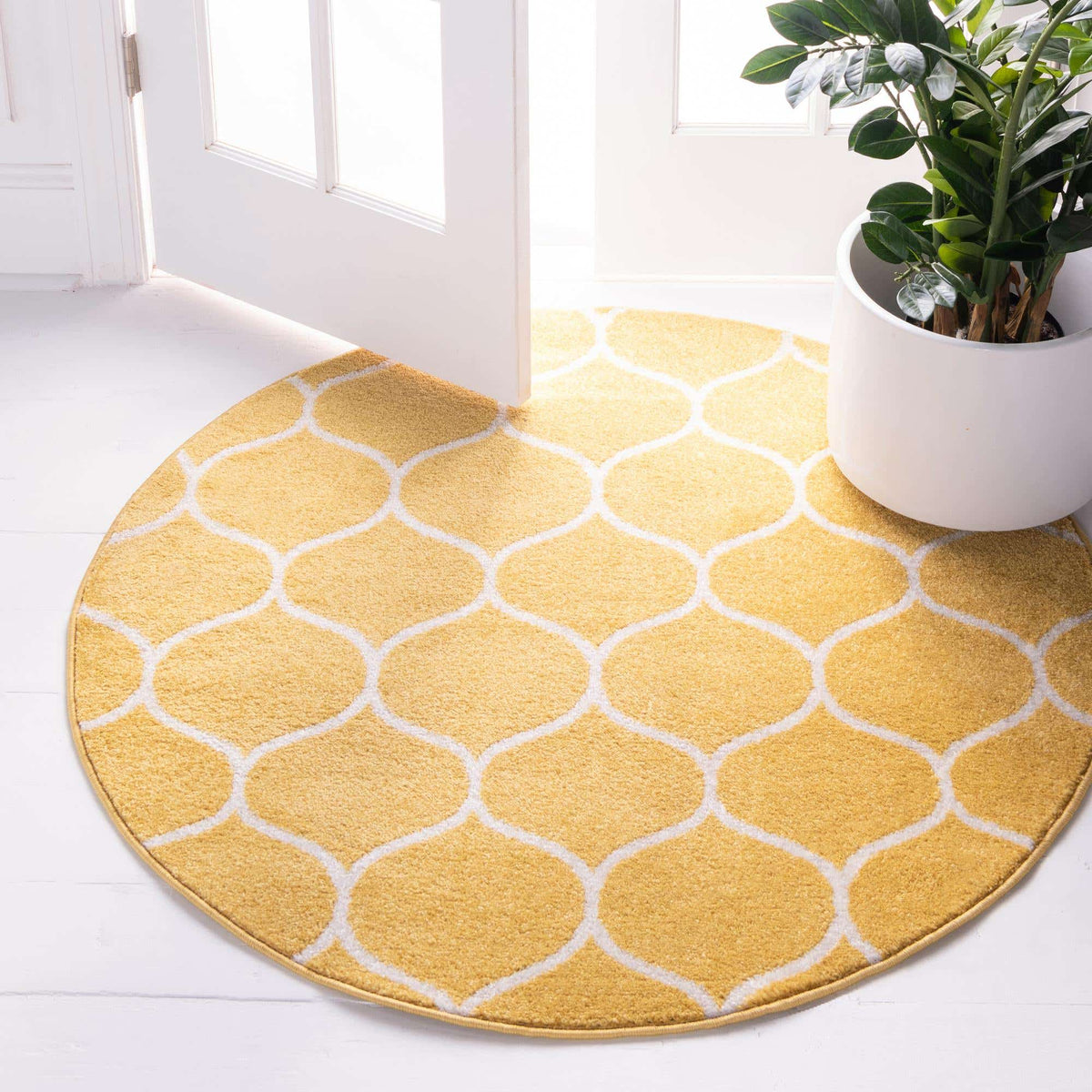 Rund Teppich Trellis Frieze in Gelb von Hadorn™ - Lifestyle Image