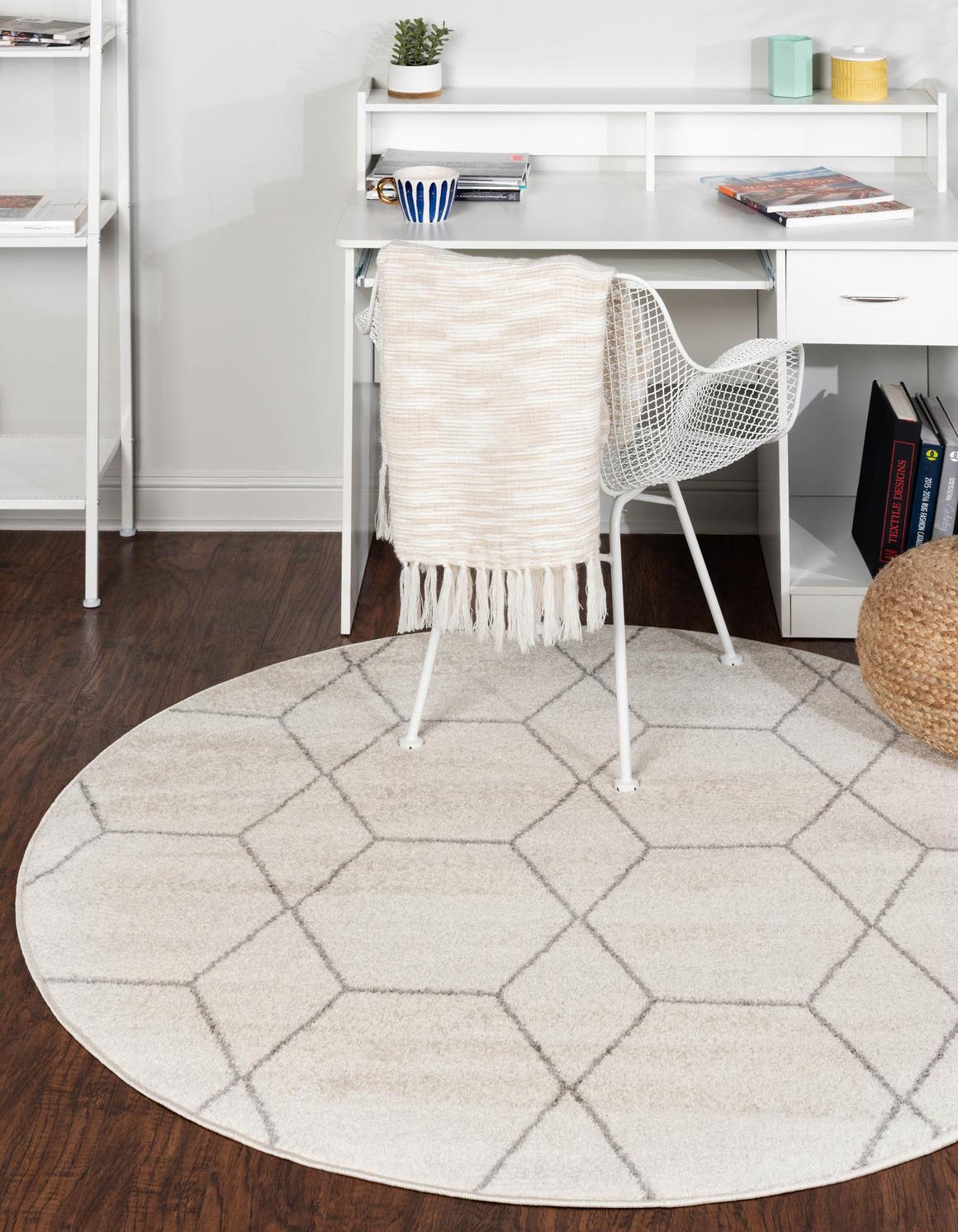 Rund Teppich Trellis Frieze in Beige von Hadorn™ - Lifestyle Image