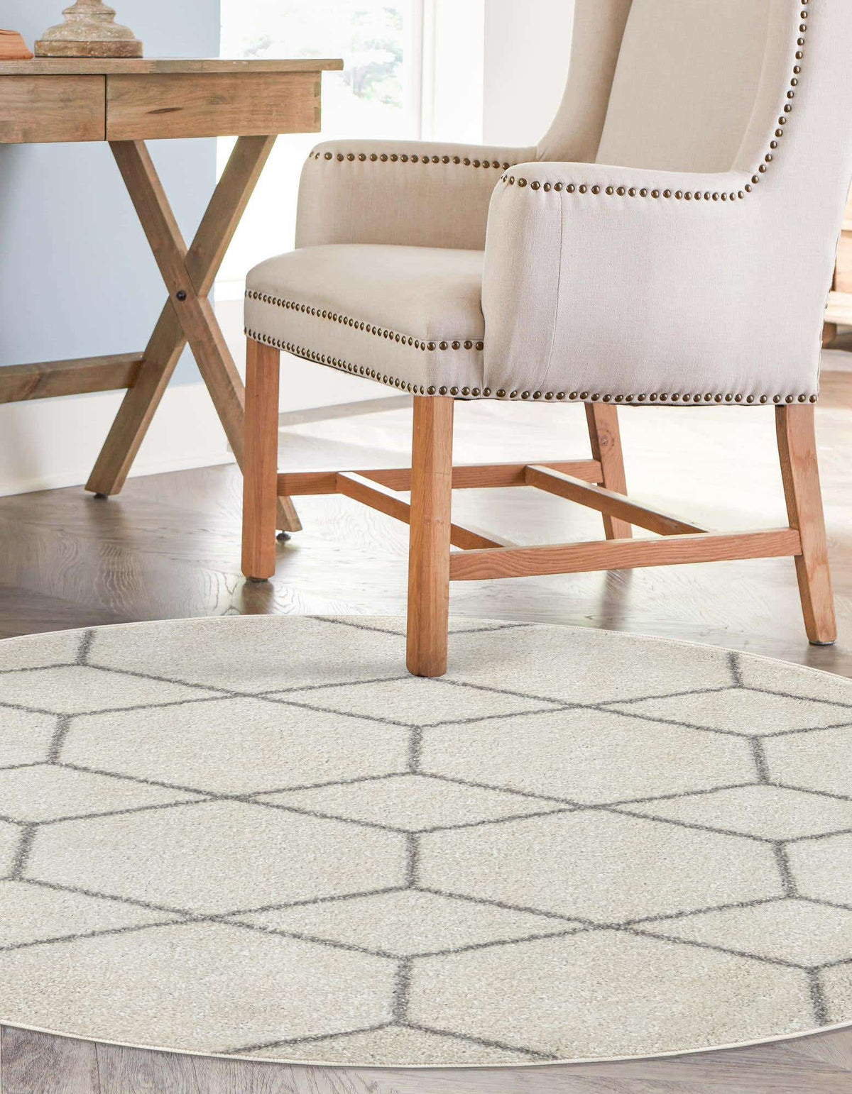 Rund Teppich Trellis Frieze in Beige von Hadorn™ - Lifestyle Image
