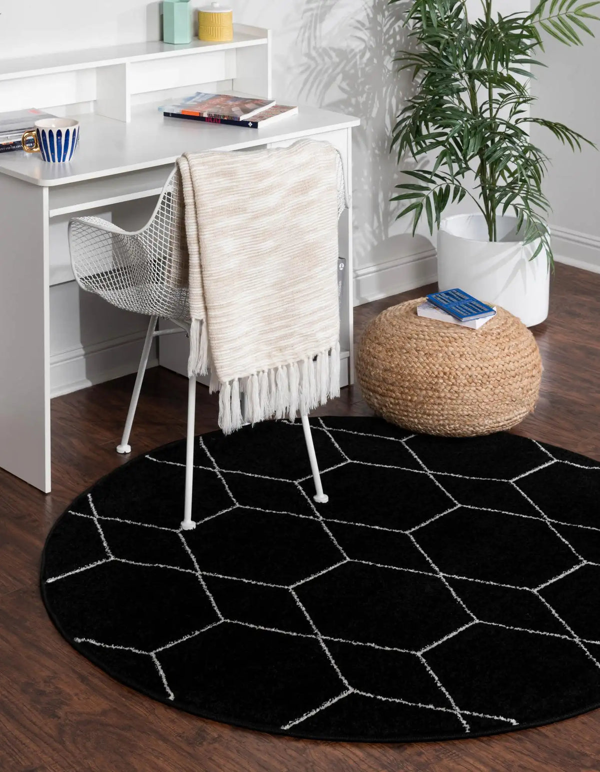 Rund Teppich Trellis Frieze in Schwarz von Hadorn™ - Lifestyle Image