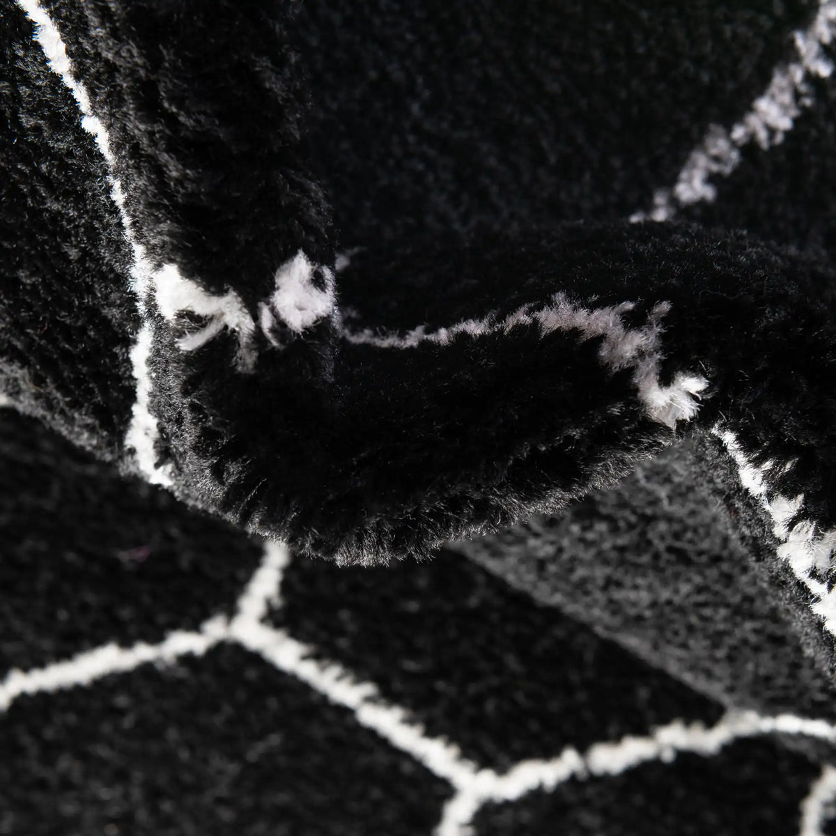 Rund Teppich Trellis Frieze in Schwarz von Hadorn™ - Lifestyle Image