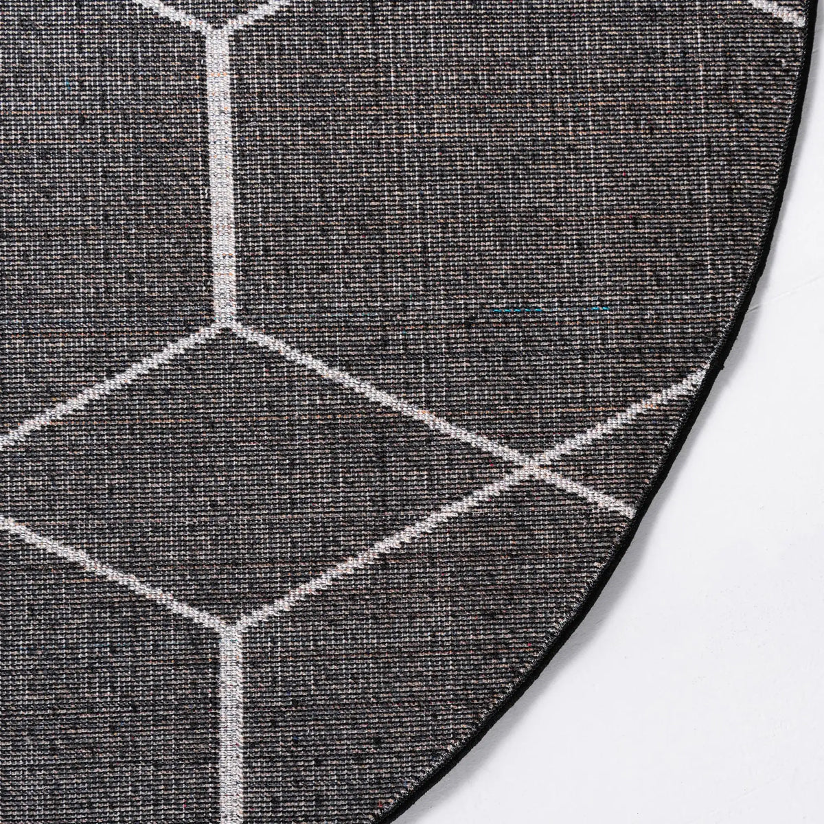 Rund Teppich Trellis Frieze in Schwarz von Hadorn™ - Lifestyle Image