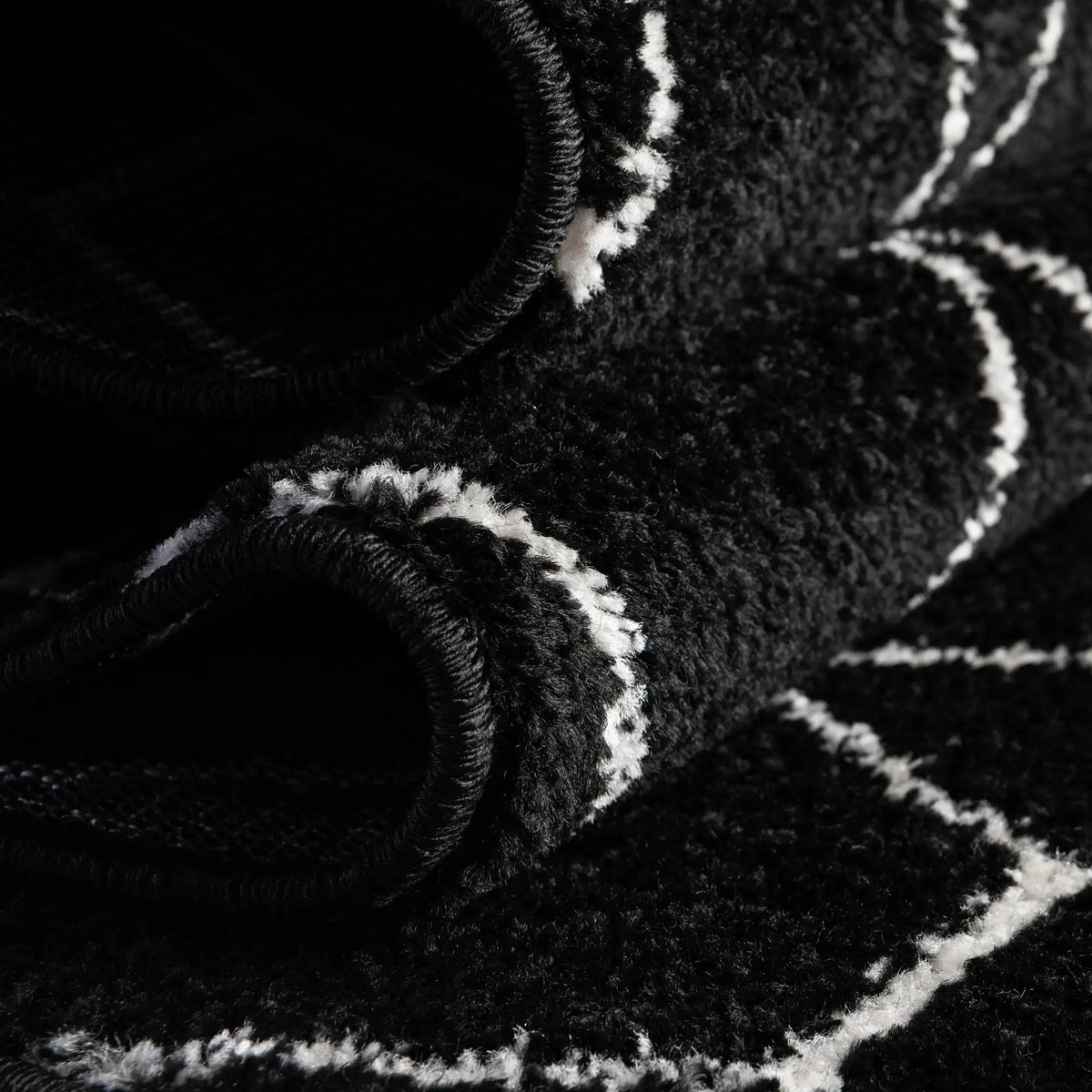 Rund Teppich Trellis Frieze in Schwarz von Hadorn™ - Lifestyle Image