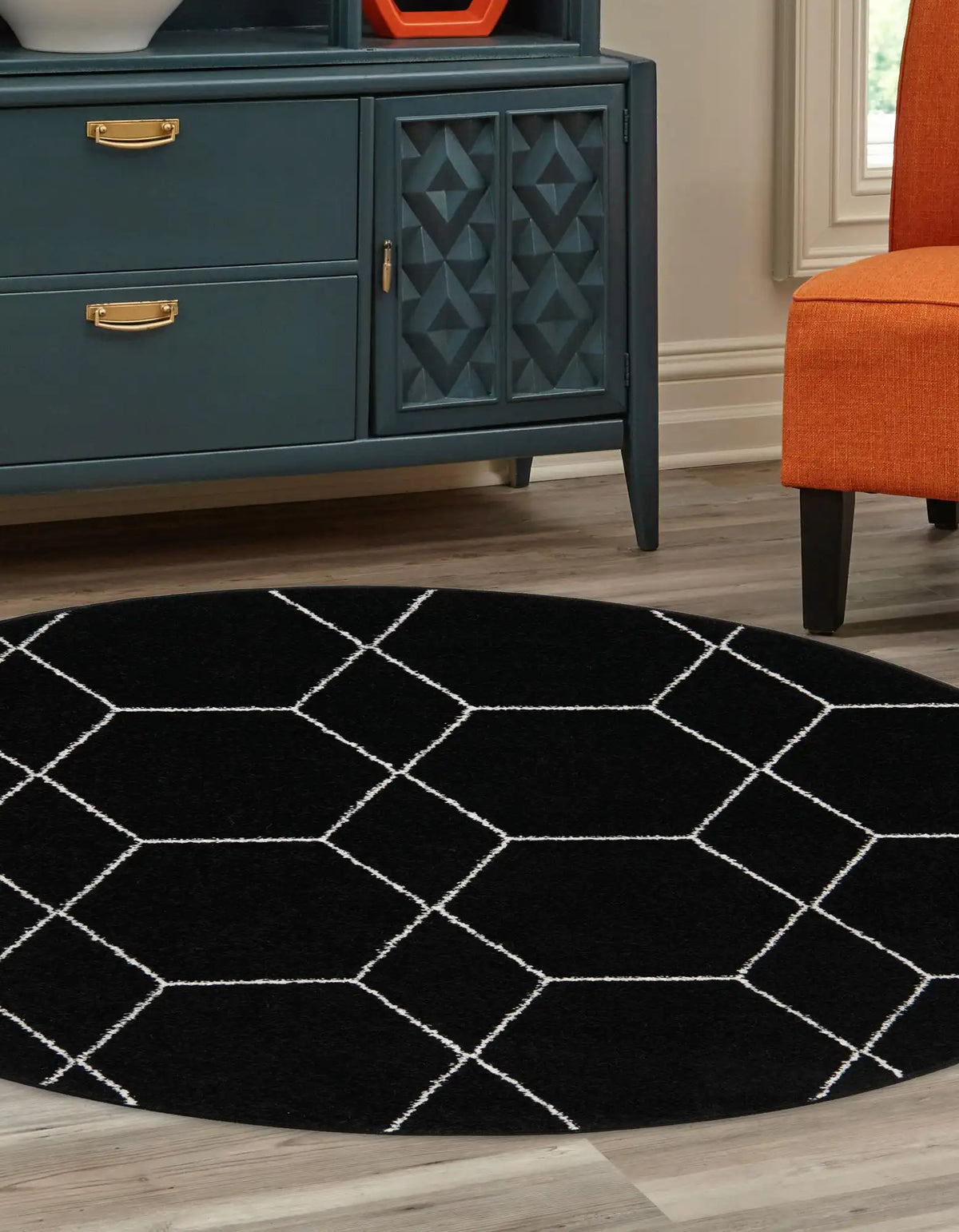 Rund Teppich Trellis Frieze in Schwarz von Hadorn™ - Lifestyle Image