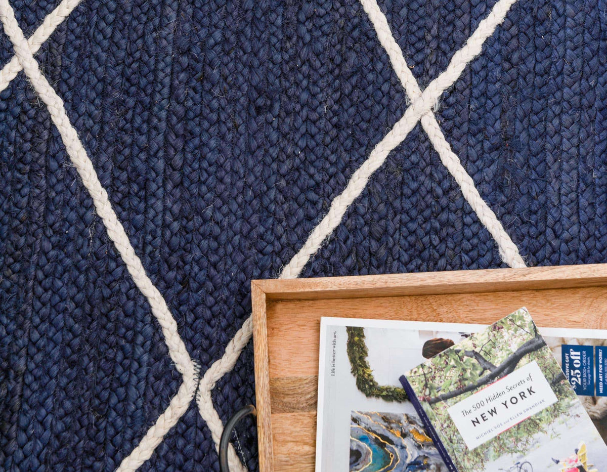 Rechteck Teppich Braided Jute in Blau von Hadorn™ - Lifestyle Image