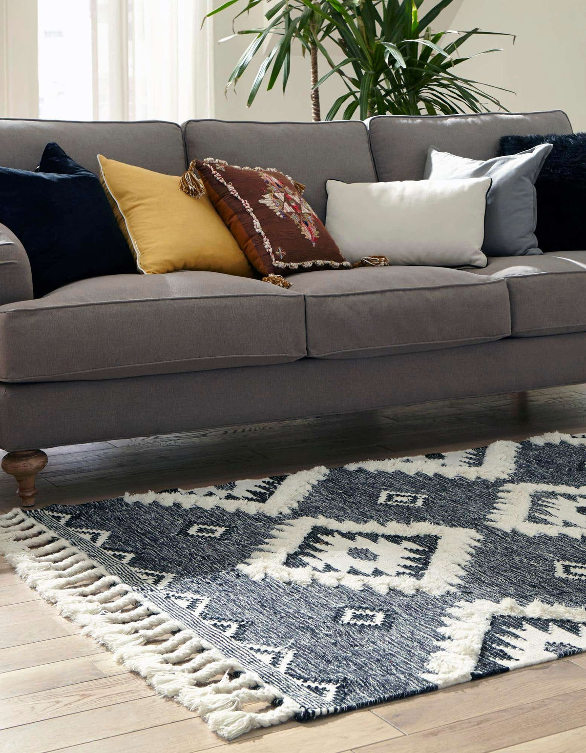 Rechteck Handgeflochten Teppich Arizona in Holzkohle von Hadorn™ - Lifestyle Image