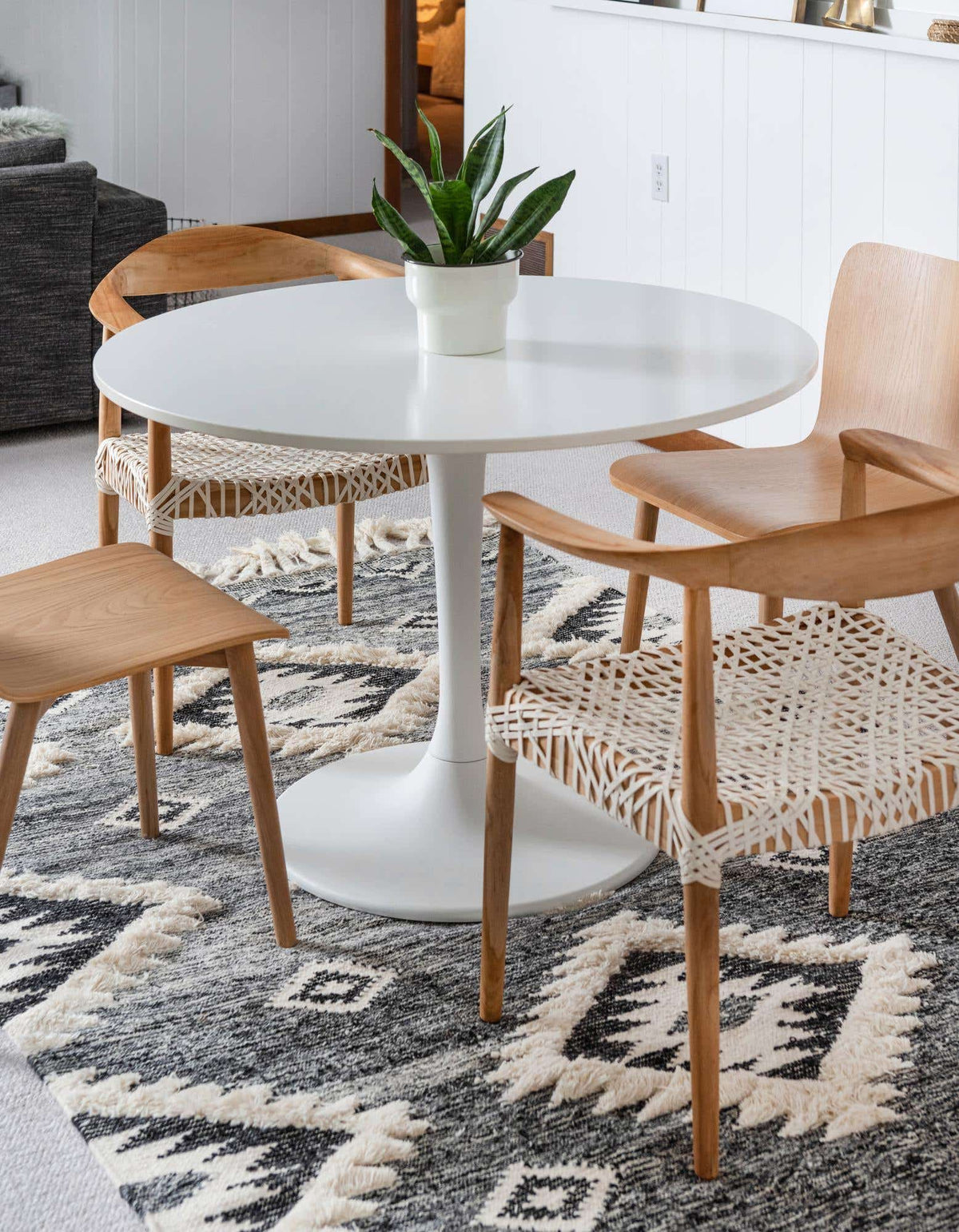 Rechteck Handgeflochten Teppich Arizona in Holzkohle von Hadorn™ - Lifestyle Image