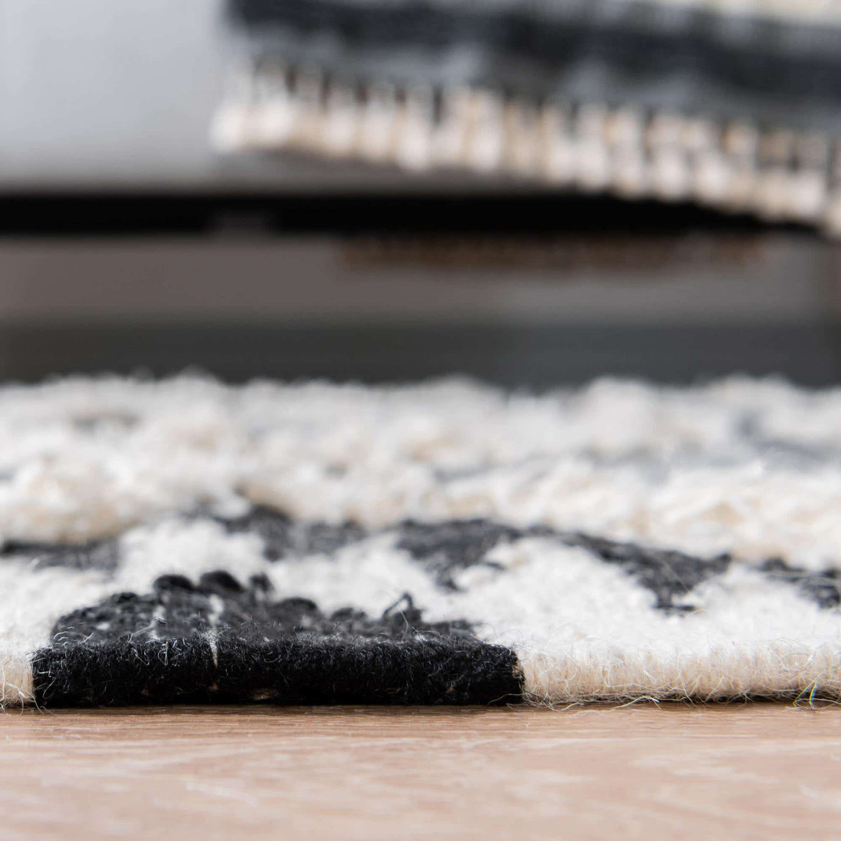 Rechteck Handgeflochten Teppich Arizona in Holzkohle von Hadorn™ - Lifestyle Image