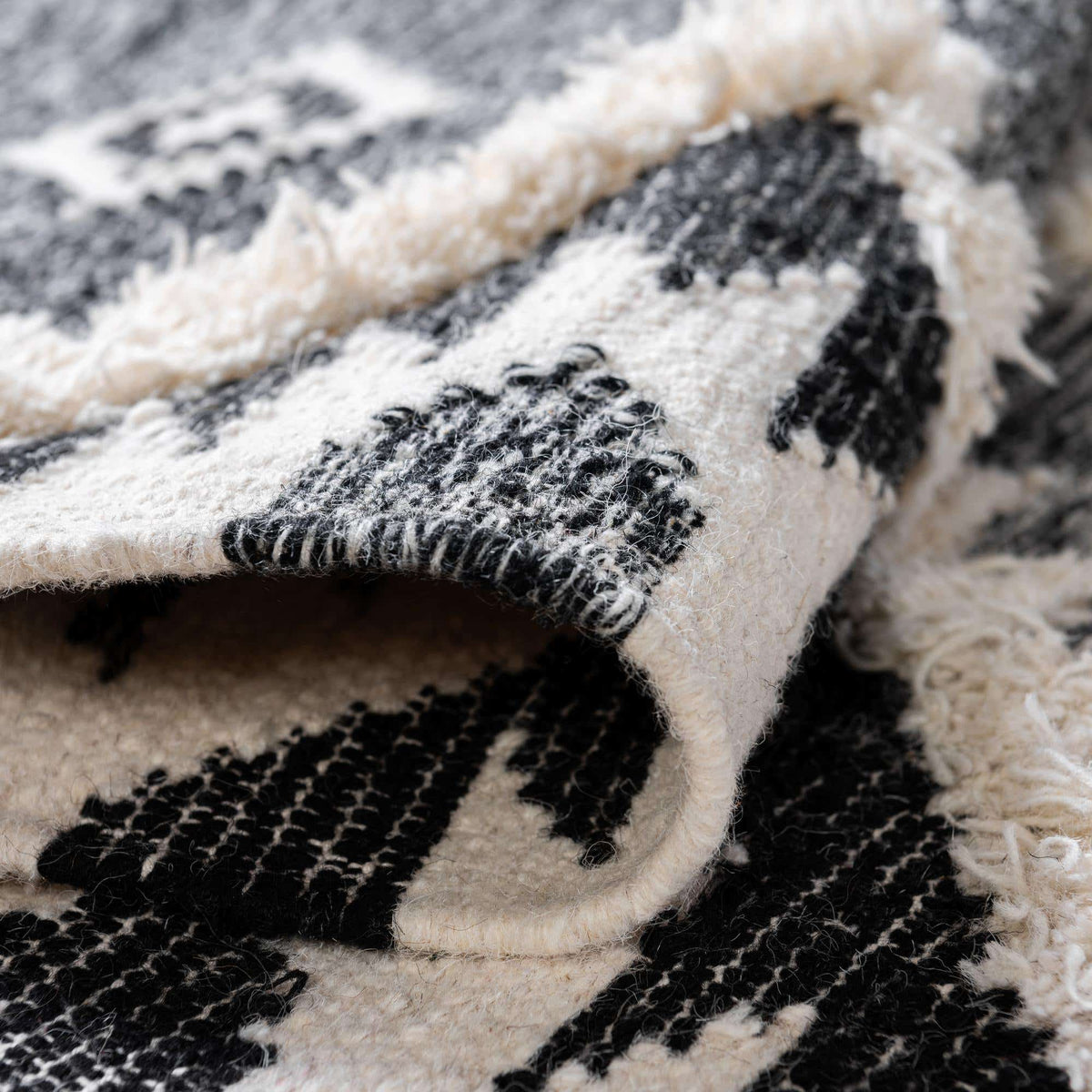 Rechteck Handgeflochten Teppich Arizona in Holzkohle von Hadorn™ - Lifestyle Image