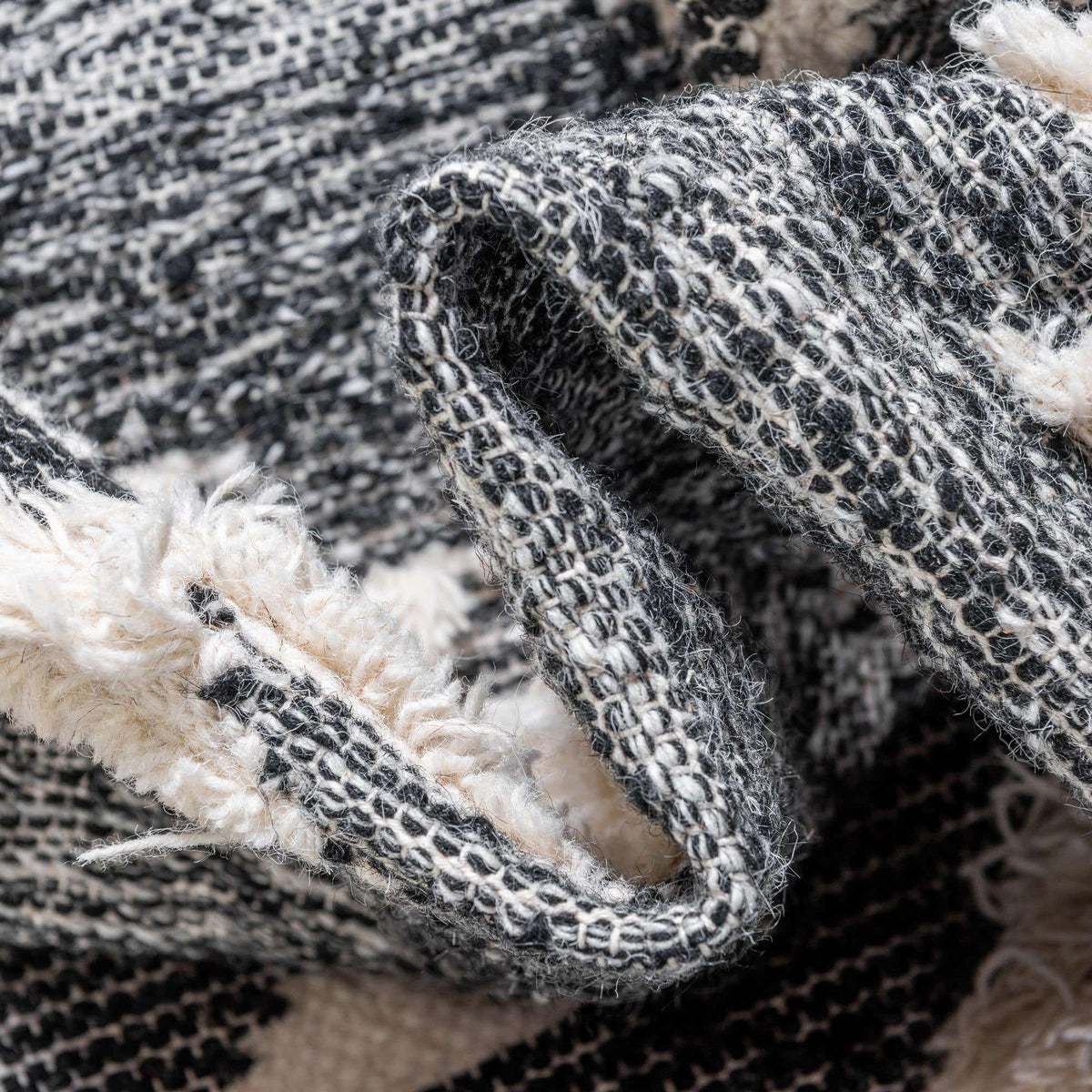 Rechteck Handgeflochten Teppich Arizona in Holzkohle von Hadorn™ - Lifestyle Image