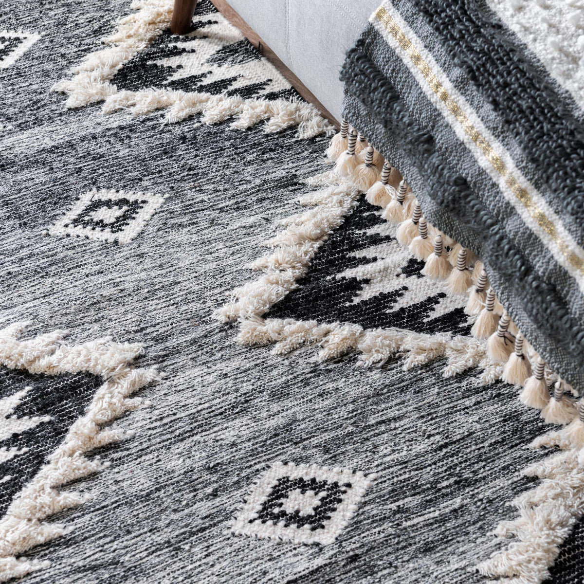 Rechteck Handgeflochten Teppich Arizona in Holzkohle von Hadorn™ - Lifestyle Image