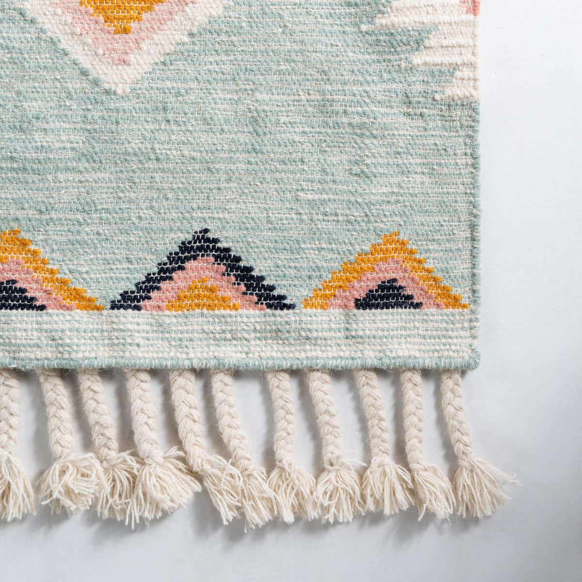 Rechteck Handgeflochten Teppich Arizona in Helles Aqua von Hadorn™ - Lifestyle Image