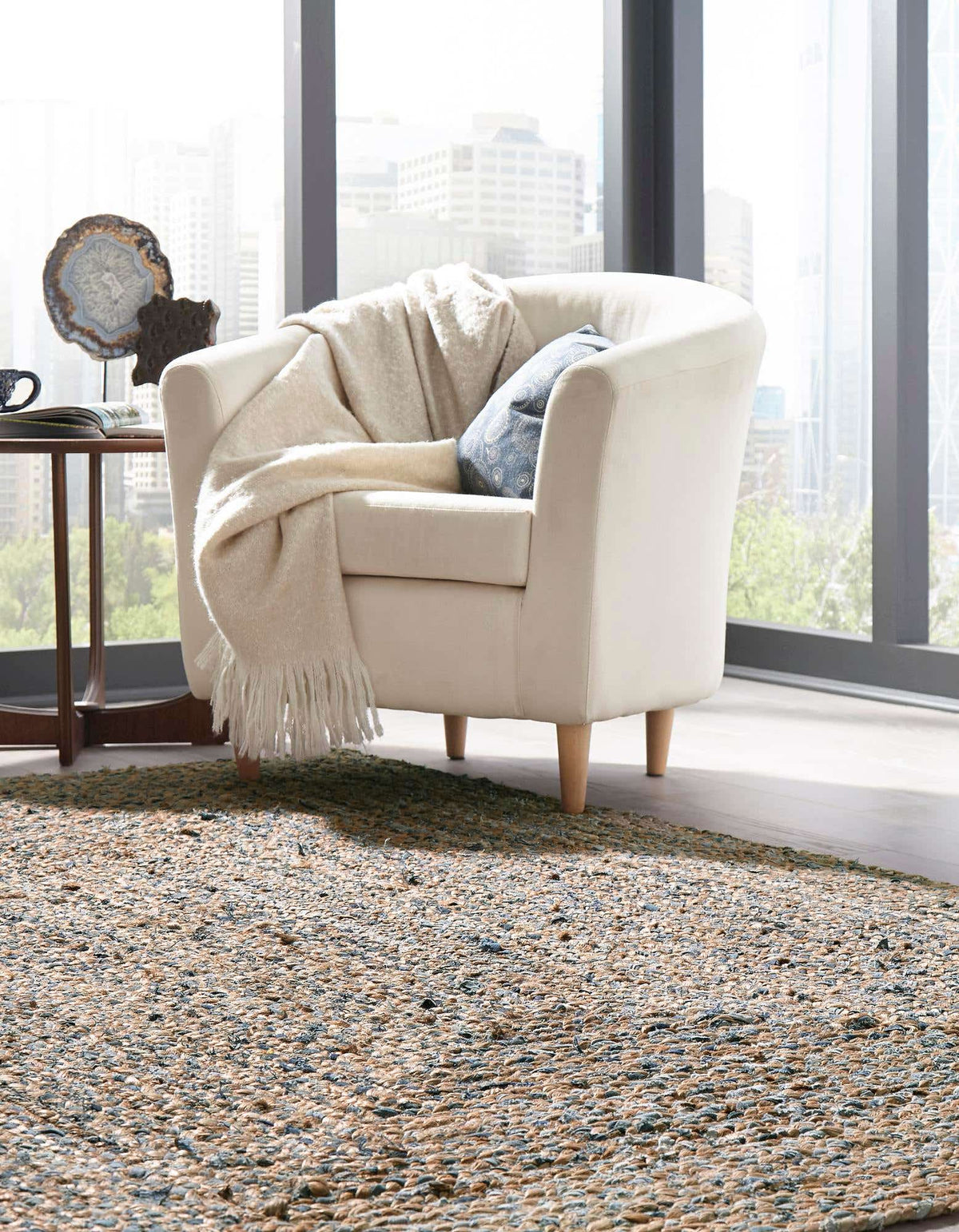 Rechteck Teppich Braided Chindi in Natürlich von Hadorn™ - Lifestyle Image