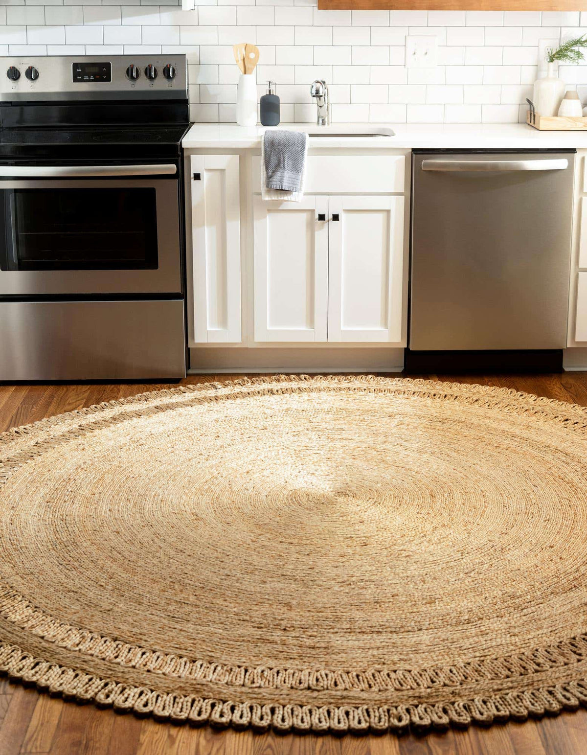 Rund Teppich Braided Jute in Natürlich von Hadorn™ - Lifestyle Image