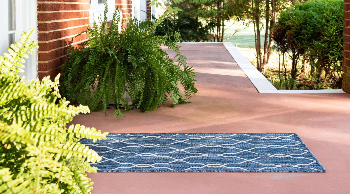 Läufer Outdoor Teppich Outdoor Trellis in Blau von Hadorn™ - Lifestyle Image