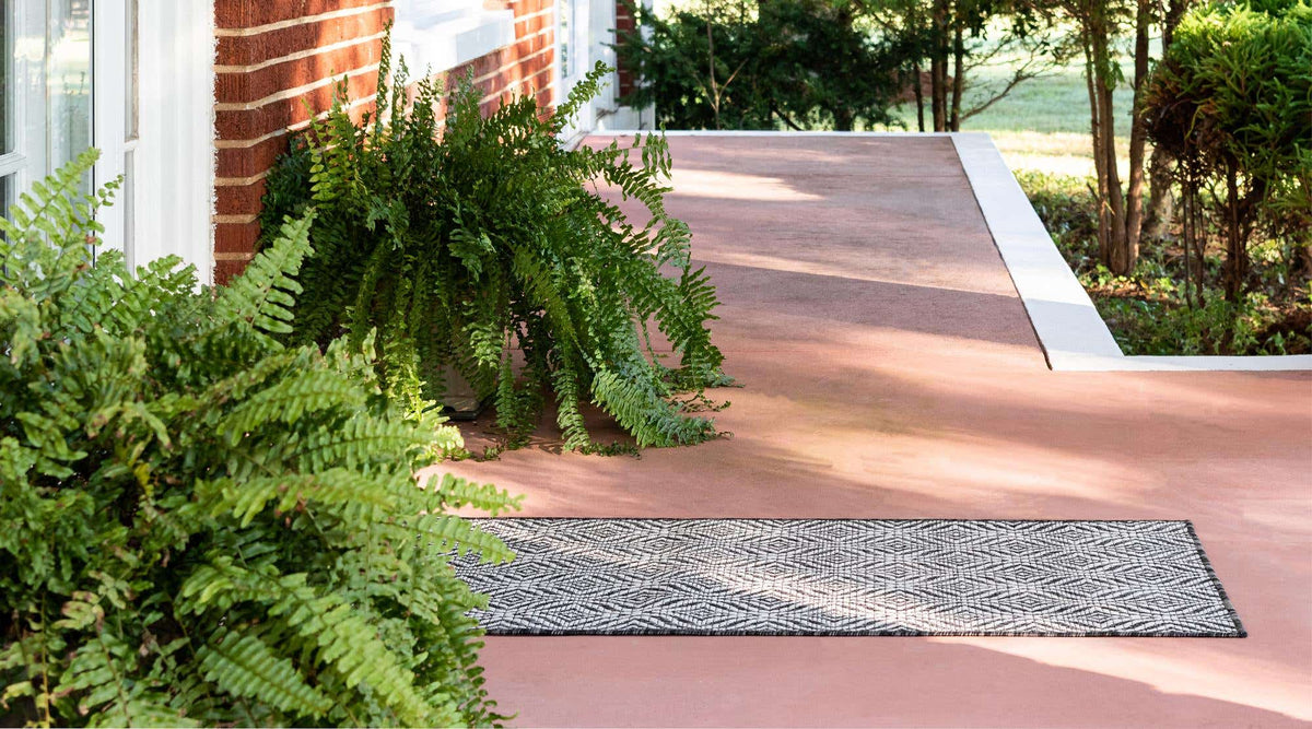 Läufer Outdoor Teppich Outdoor Trellis in Dunkelgrau von Hadorn™ - Lifestyle Image