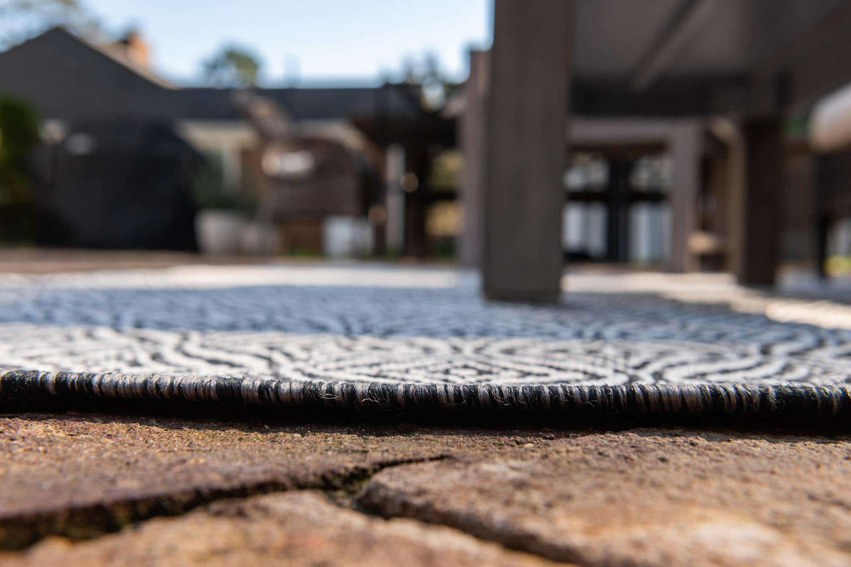 Läufer Outdoor Teppich Outdoor Trellis in Dunkelgrau von Hadorn™ - Lifestyle Image