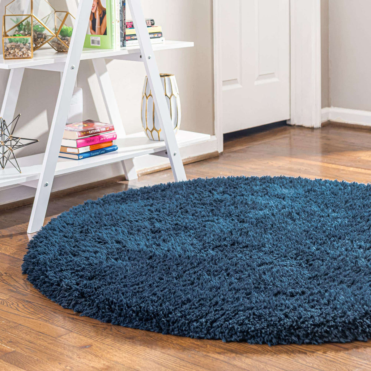Rund Hochflorteppich Infinity Shag in Cobalt von Hadorn™ - Lifestyle Image
