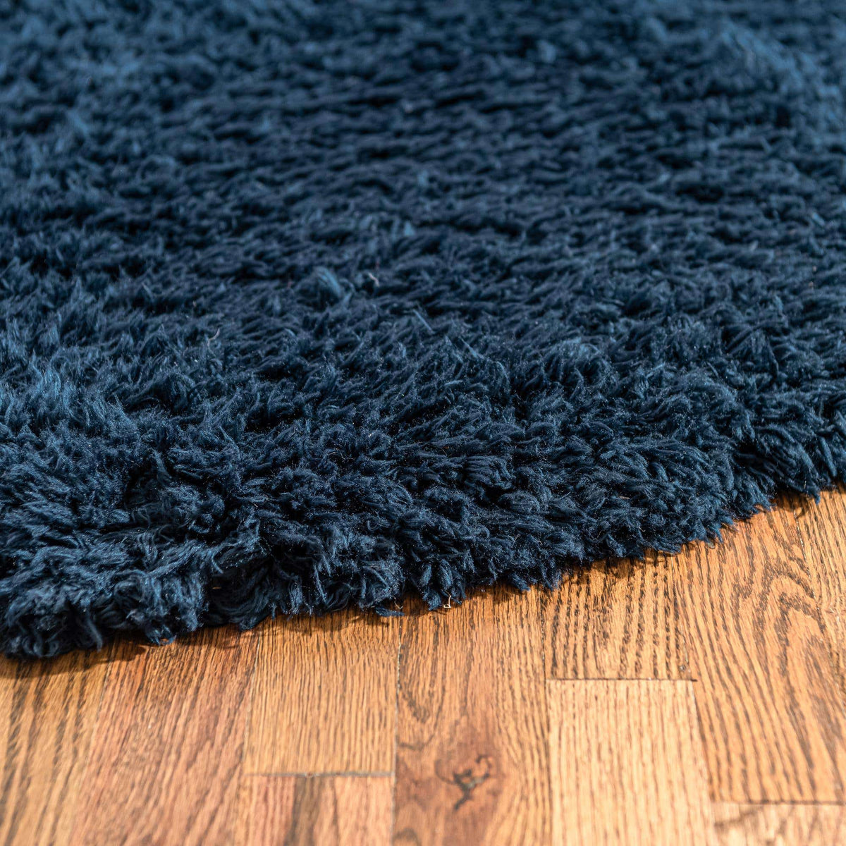 Rund Hochflorteppich Infinity Shag in Cobalt von Hadorn™ - Lifestyle Image