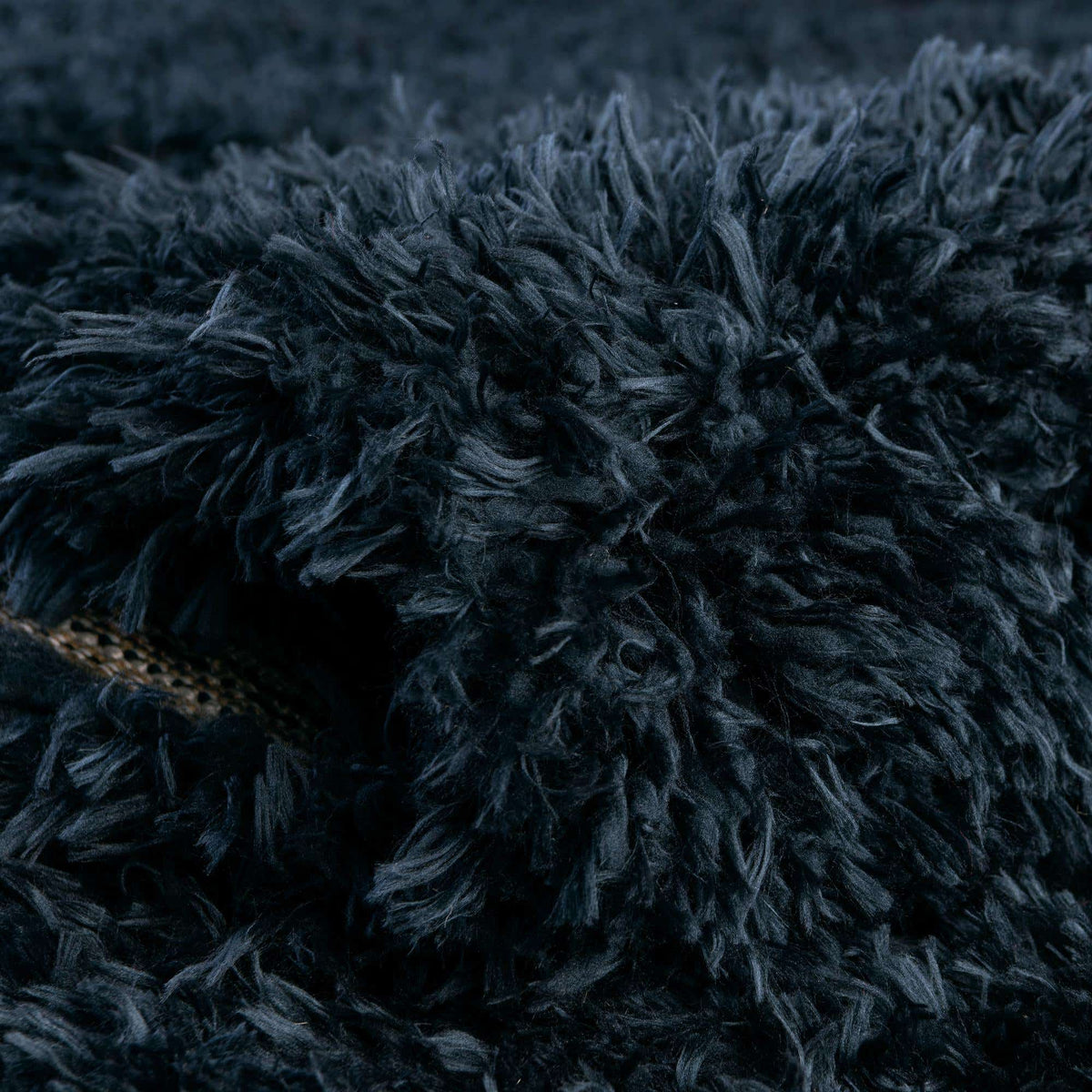 Rund Hochflorteppich Infinity Shag in Cobalt von Hadorn™ - Lifestyle Image