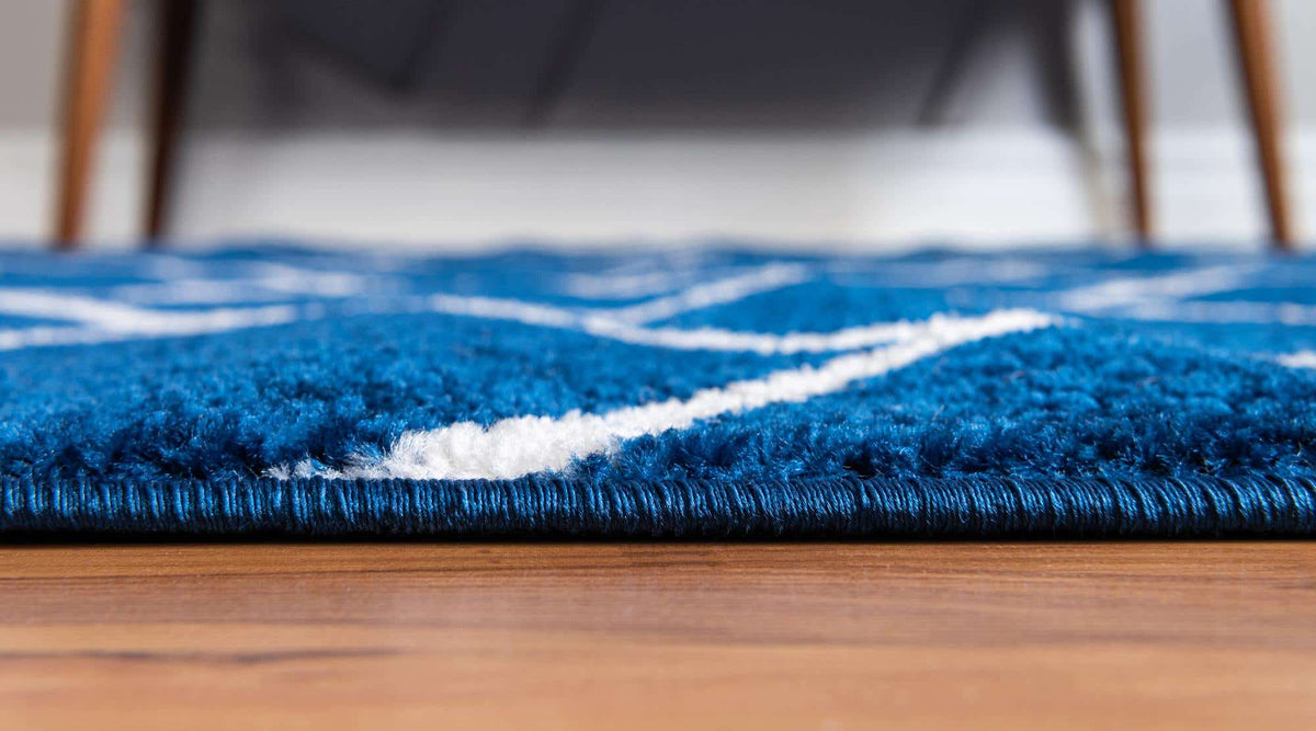 Kunstfaser Teppich Trellis Frieze in Marineblau von Hadorn™ - Lifestyle Image
