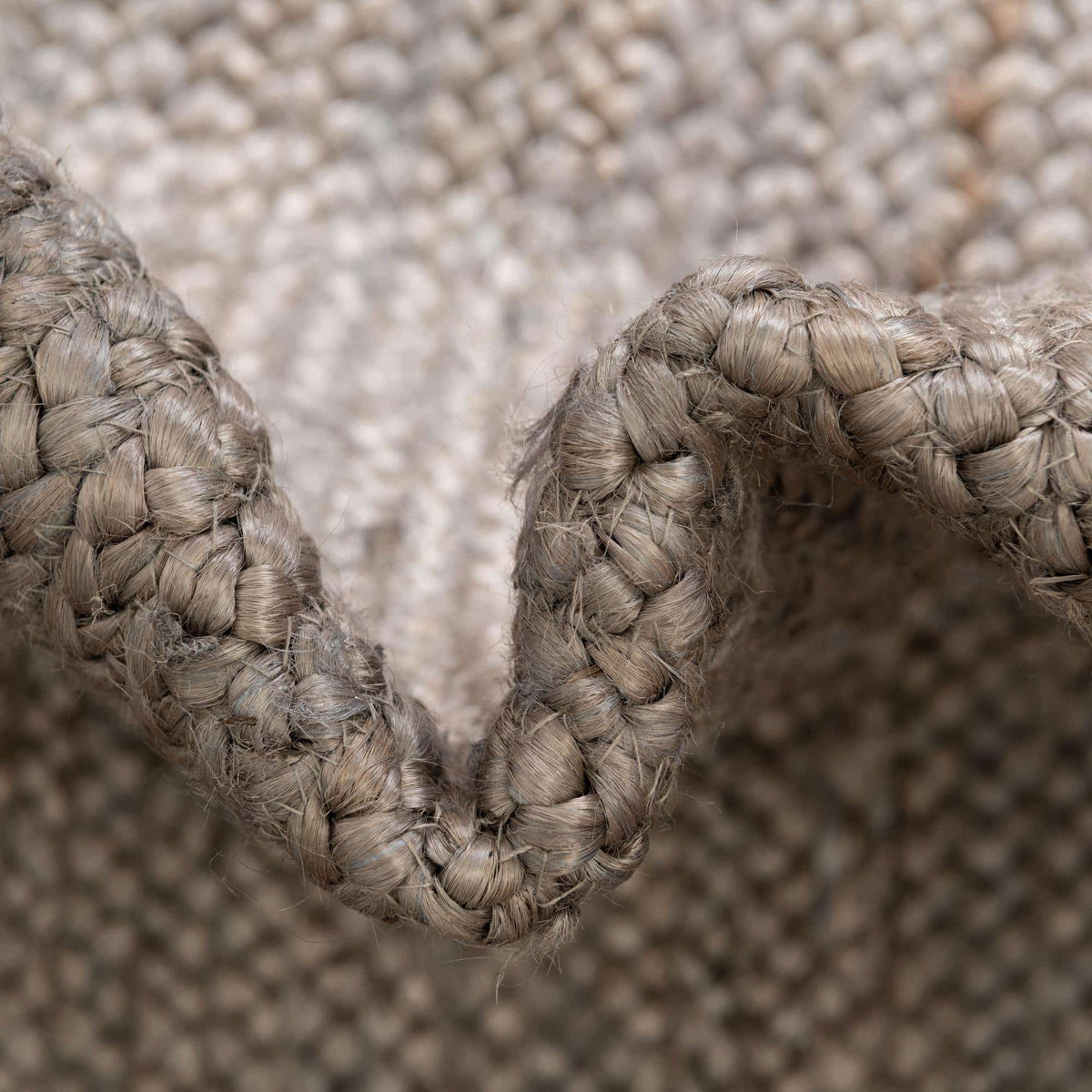 Oval Teppich Braided Jute in Grau von Hadorn™ - Lifestyle Image