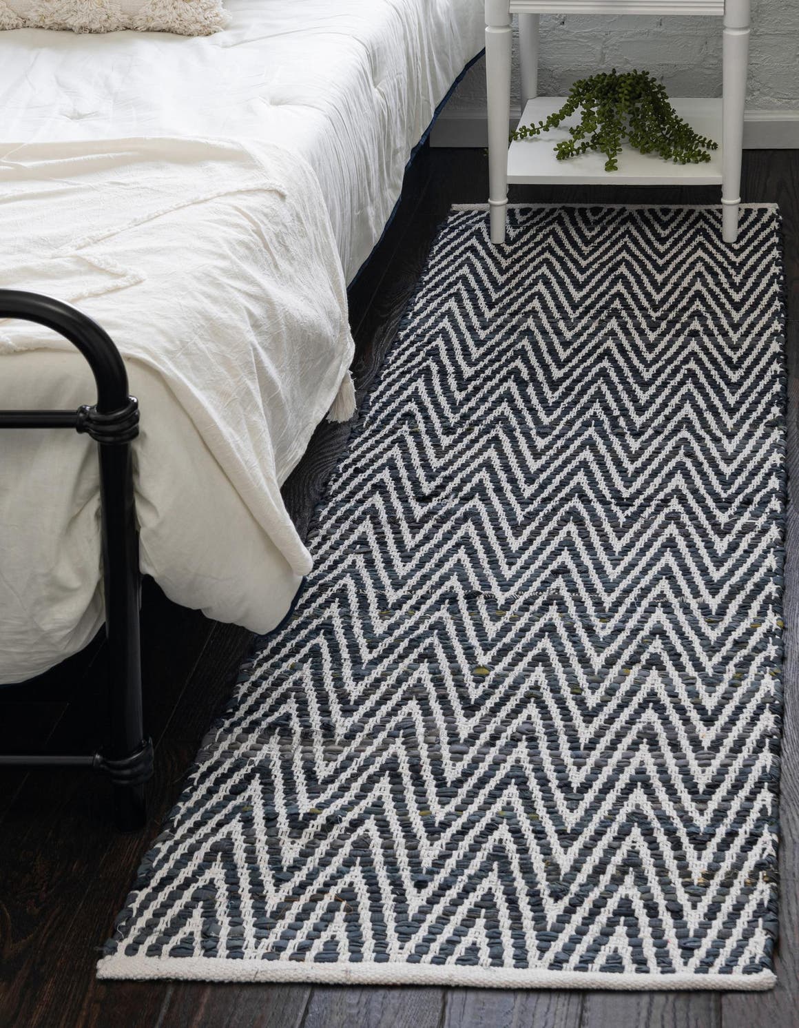 Läufer Handgeflochten Teppich Chindi Chevron in Schwarz und Weiss von Hadorn™ - Lifestyle Image