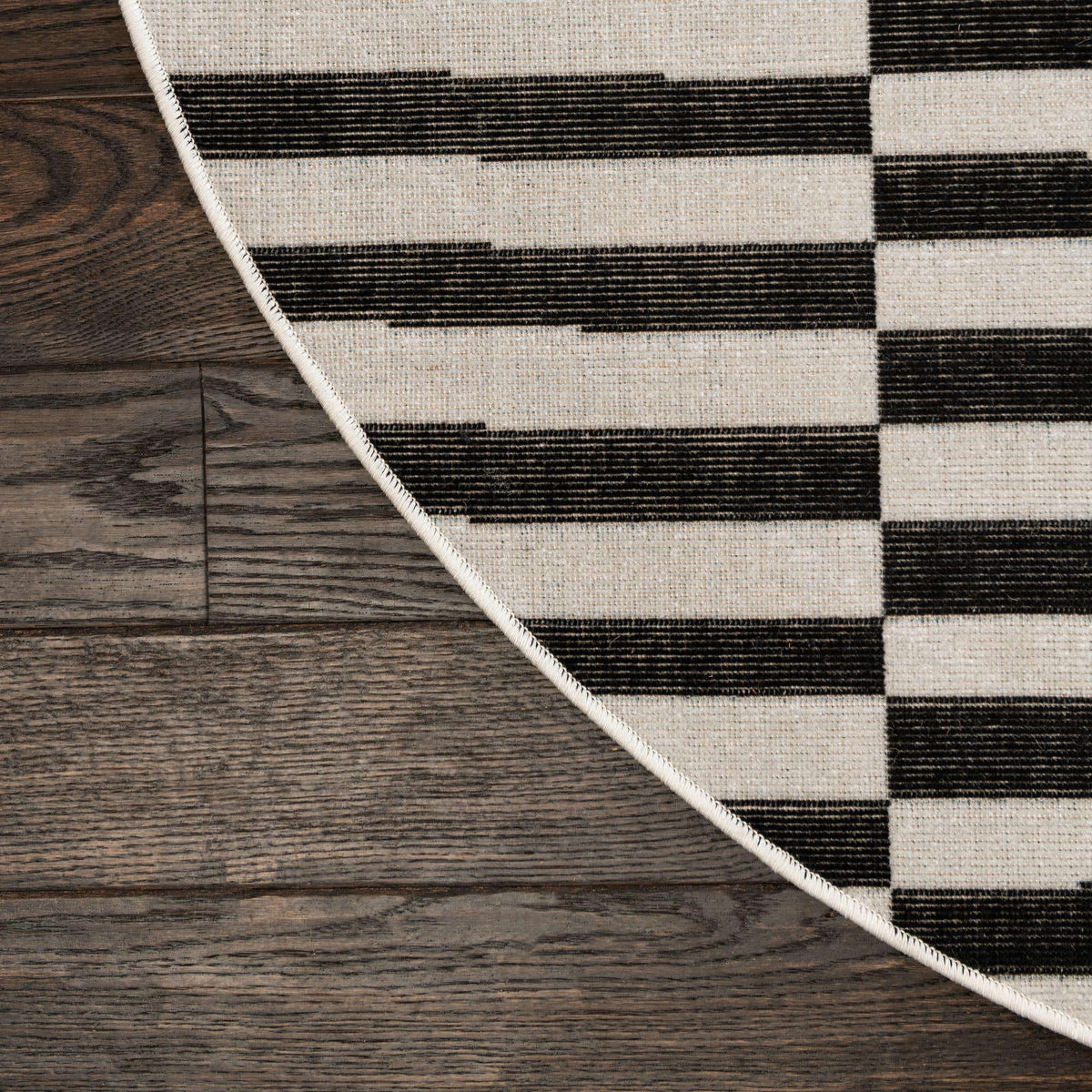 Oval Teppich Tribeca in Schwarz von Hadorn™ - Lifestyle Image