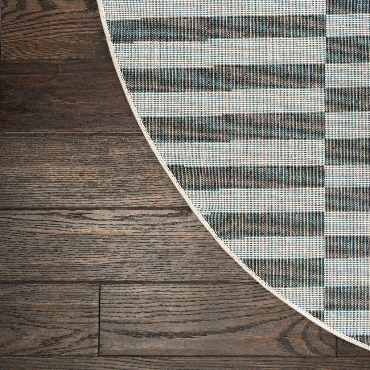Oval Teppich Tribeca in Schwarz von Hadorn™ - Lifestyle Image