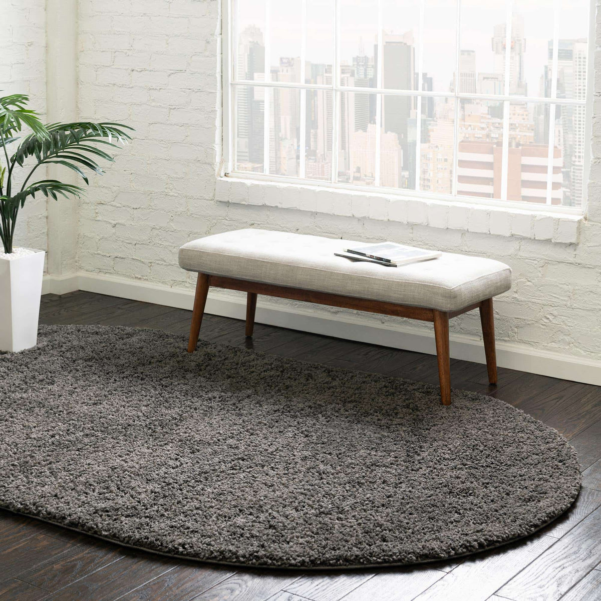 Oval Hochflorteppich Everyday Shag in Dunkelgrau von Hadorn™ - Lifestyle Image