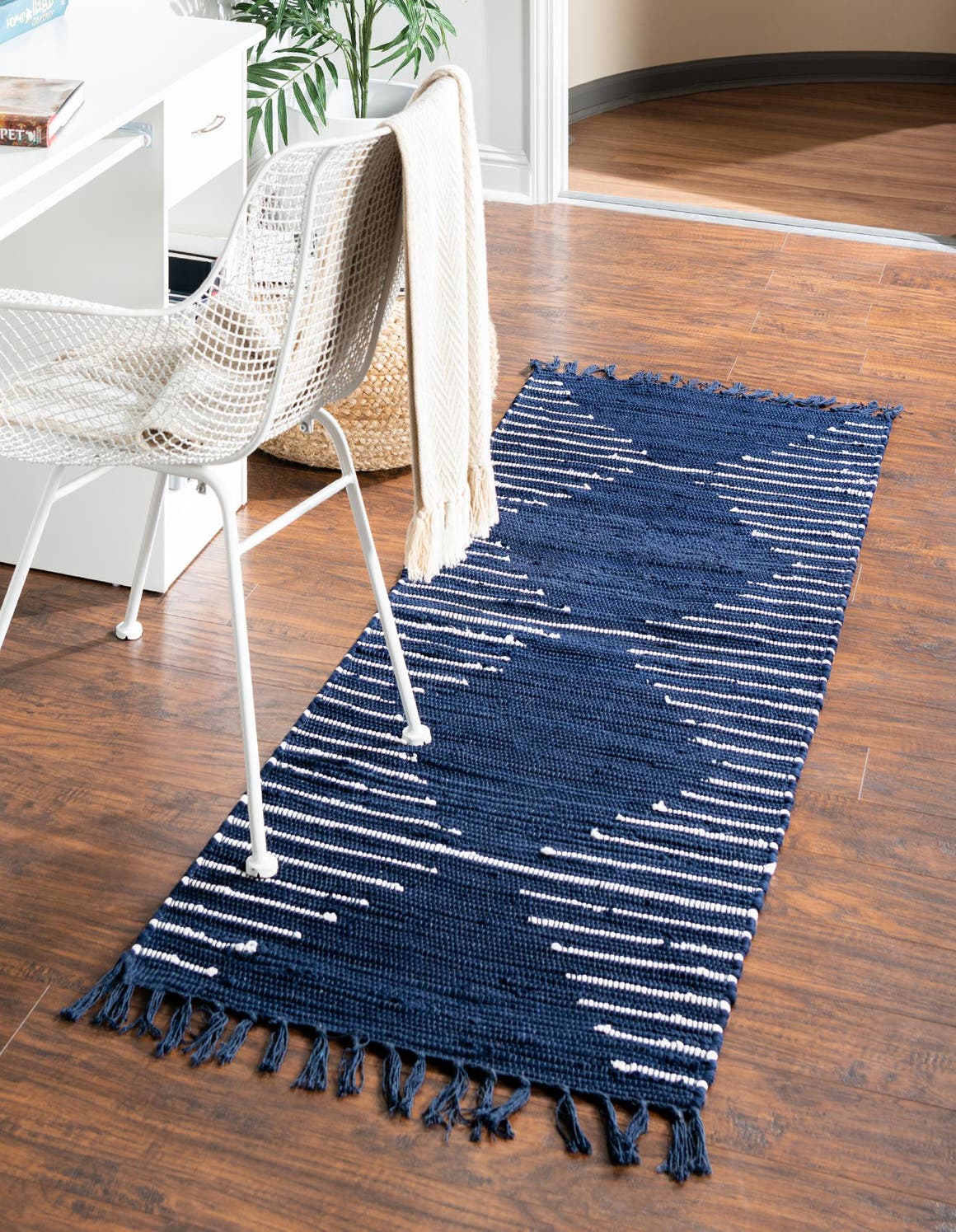 Läufer Handgeflochten Teppich Chindi Cotton in Marineblau von Hadorn™ - Lifestyle Image