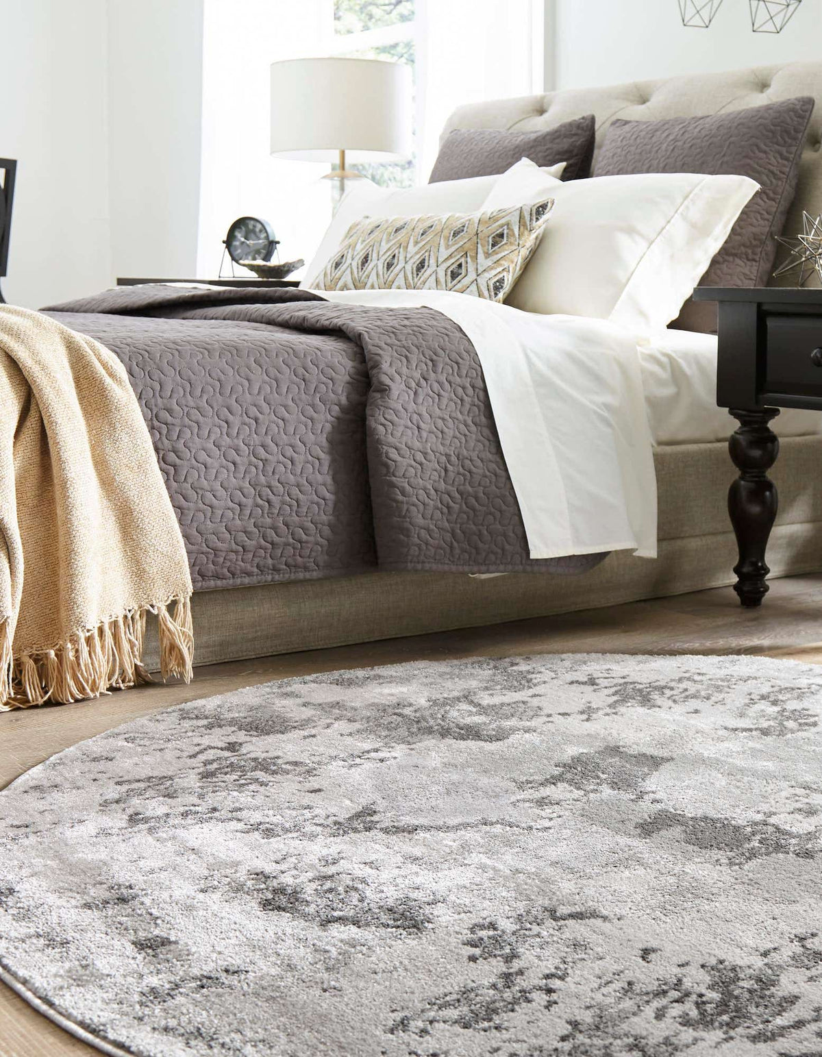 Rund Teppich Metropolis in Hellgrau von Hadorn™ - Lifestyle Image
