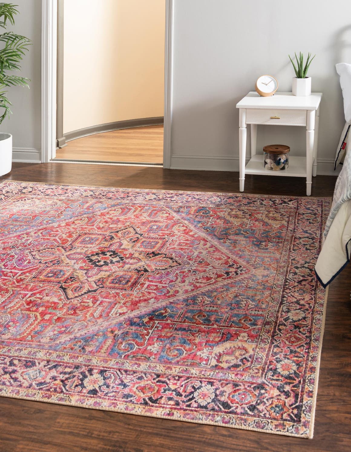 Quadratisch Teppich Timeless in Rot von Hadorn™ - Lifestyle Image