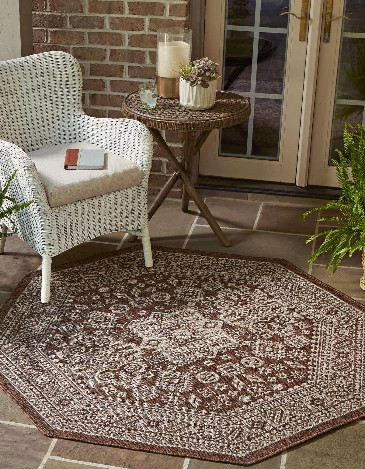 Achteck Outdoor Teppich Outdoor Aztec in Braun von Hadorn™ - Lifestyle Image